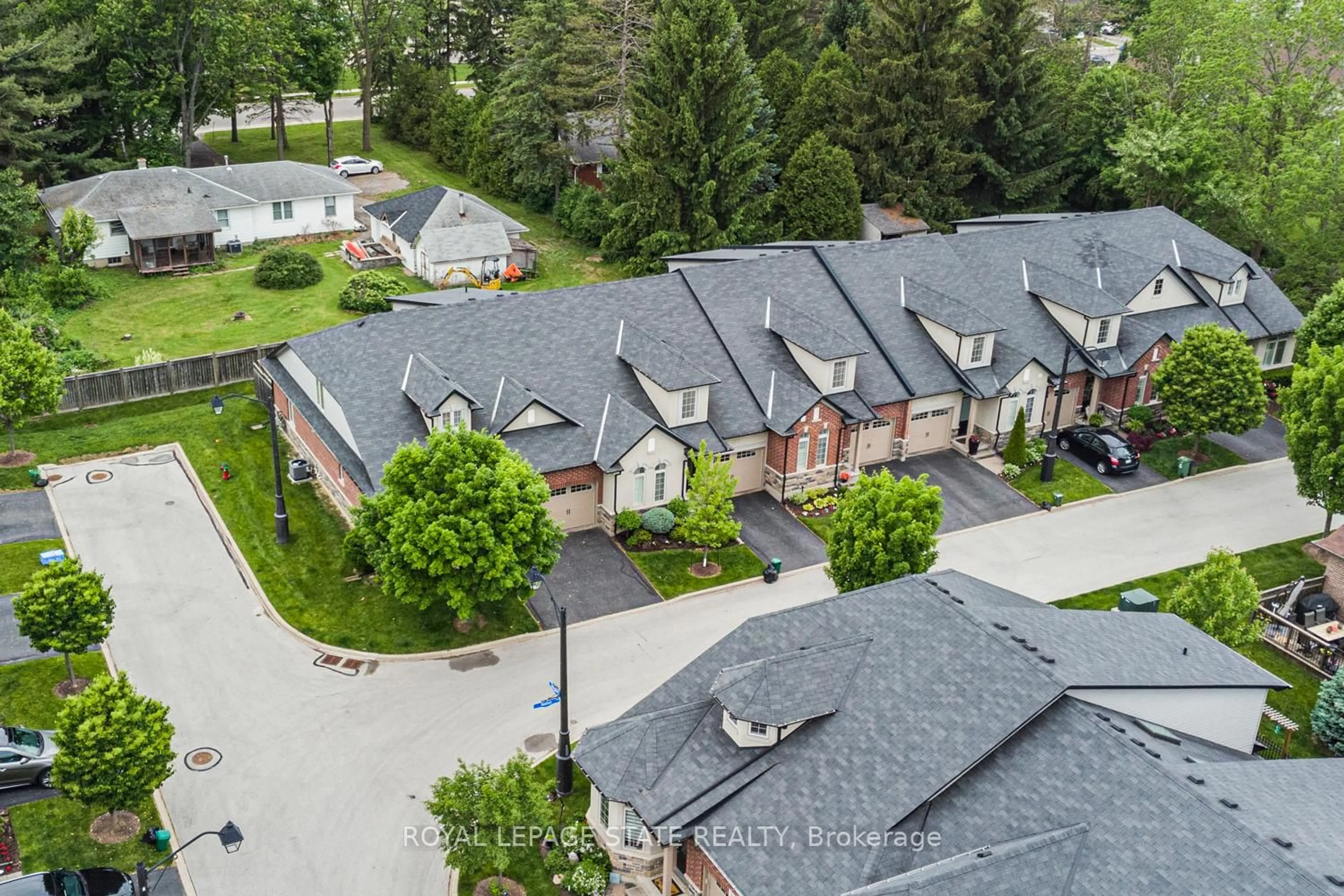 A pic from outside/outdoor area/front of a property/back of a property/a pic from drone, street for 114 Toulon Ave, Hamilton Ontario L9K 1L5