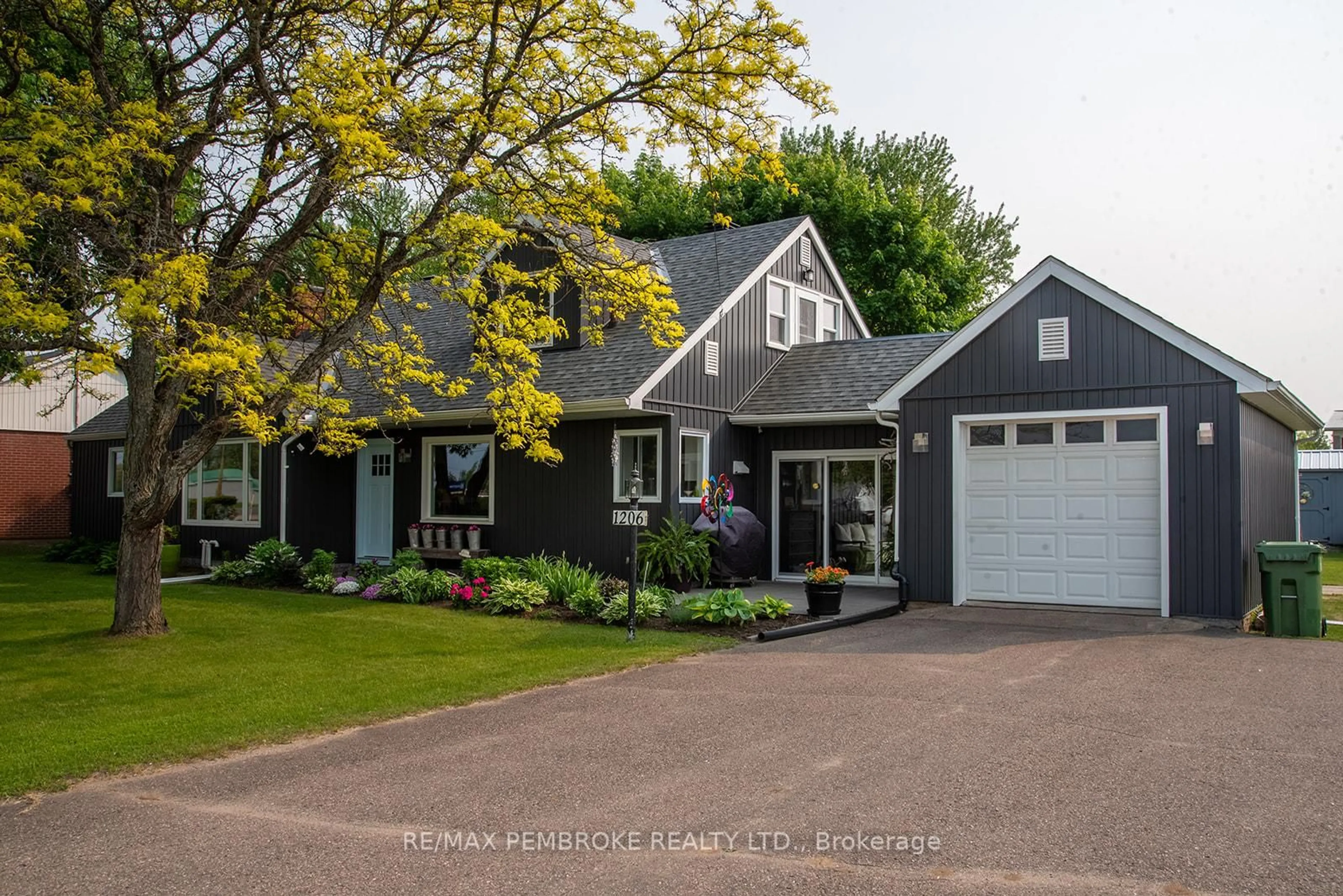 Home with vinyl exterior material, street for 1206 Pembroke St, Laurentian Valley Ontario K8A 7R7