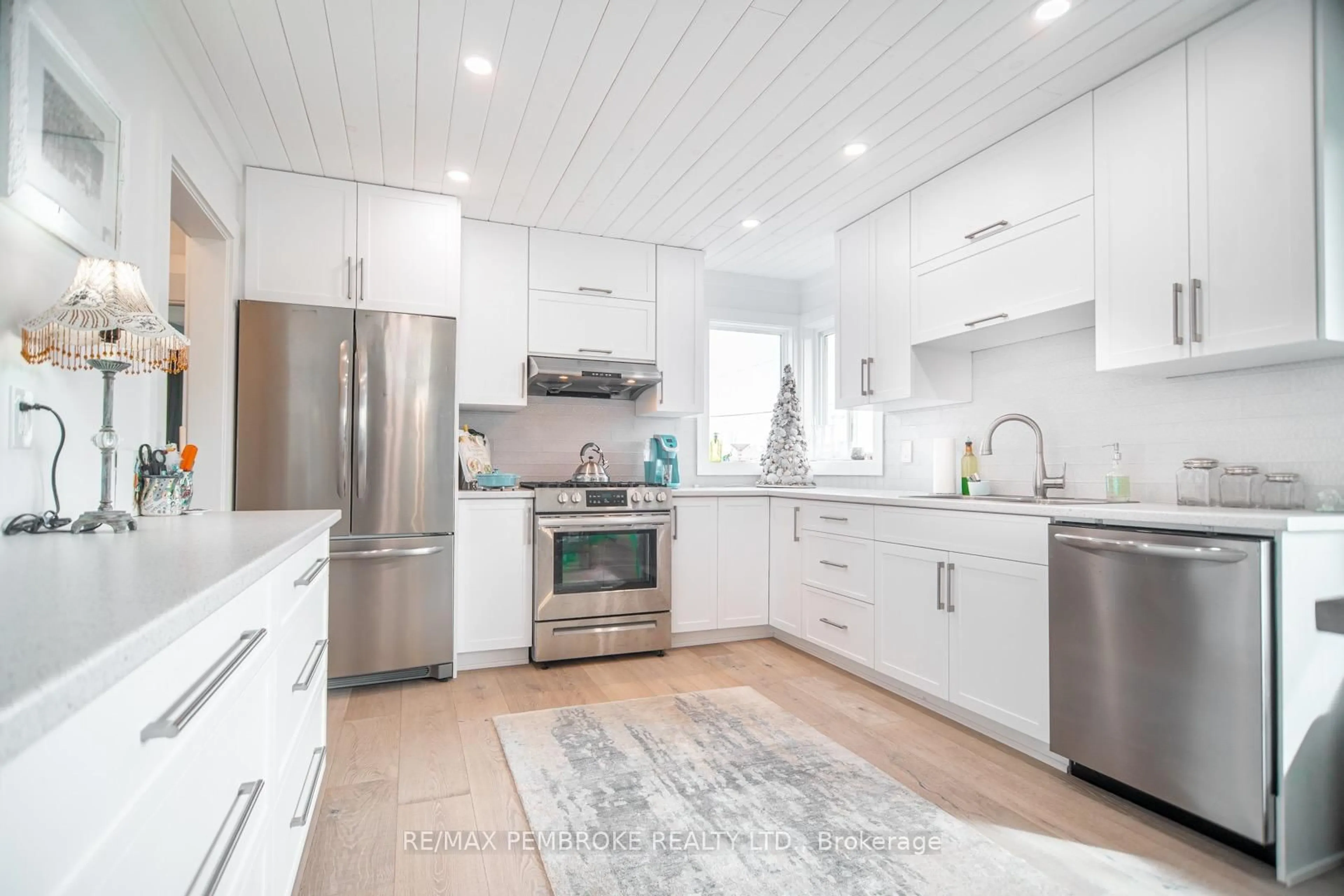 Open concept kitchen, wood/laminate floor for 1206 Pembroke St, Laurentian Valley Ontario K8A 7R7