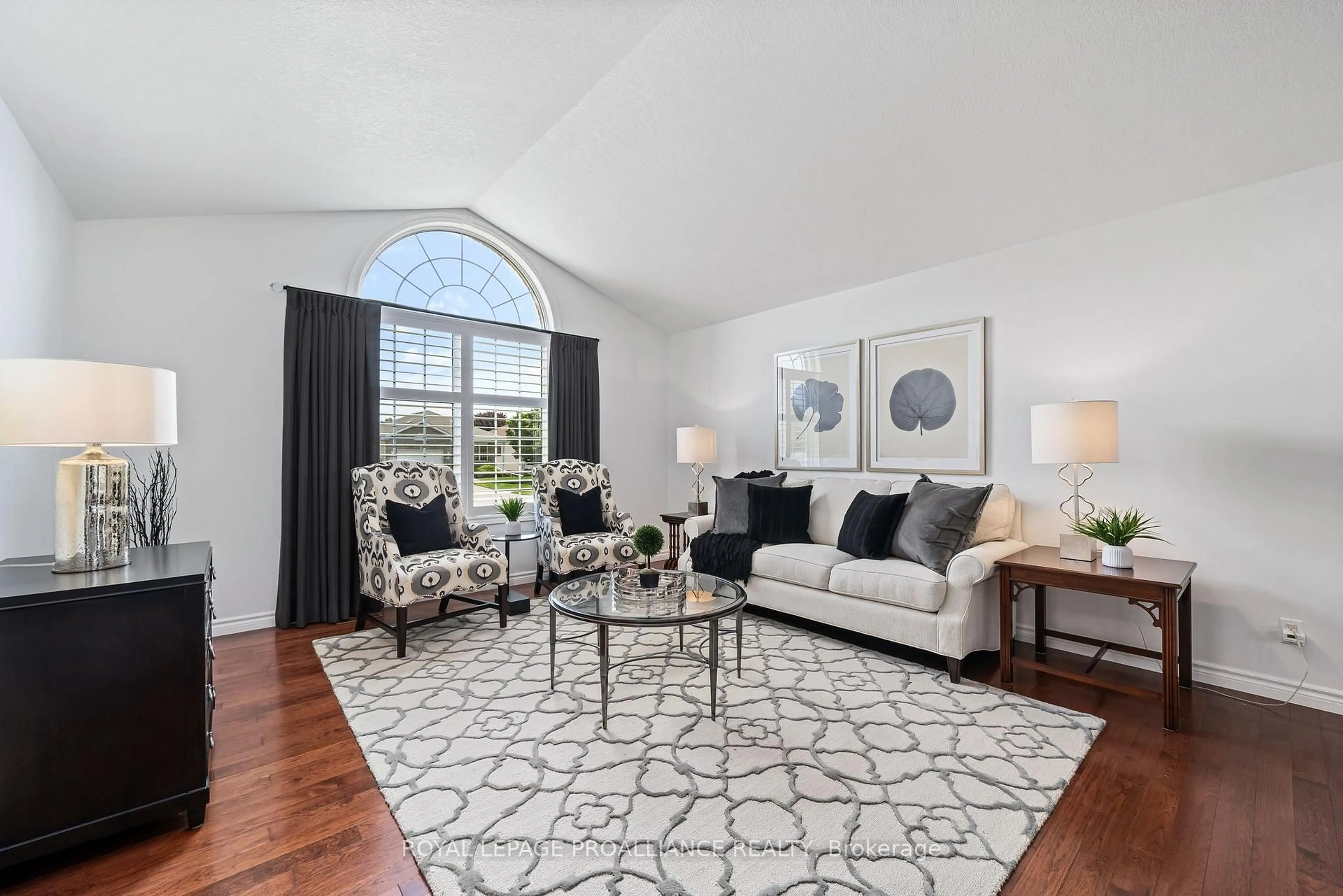 Living room with furniture, carpet floor for 3 Hazel Crt, Belleville Ontario K8P 5M4