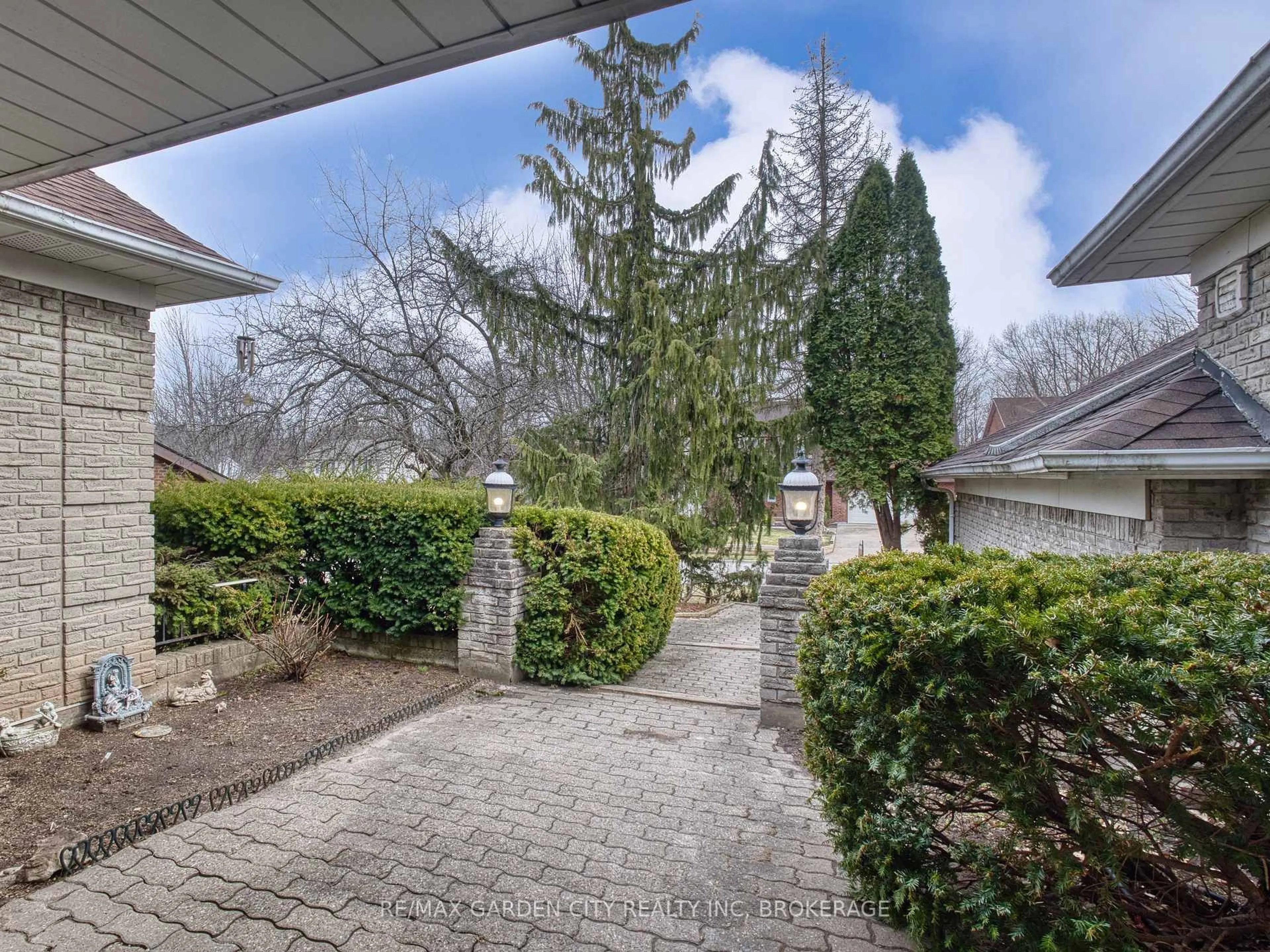 Patio, street for 61 TREMONT Dr, St. Catharines Ontario L2T 3Y9