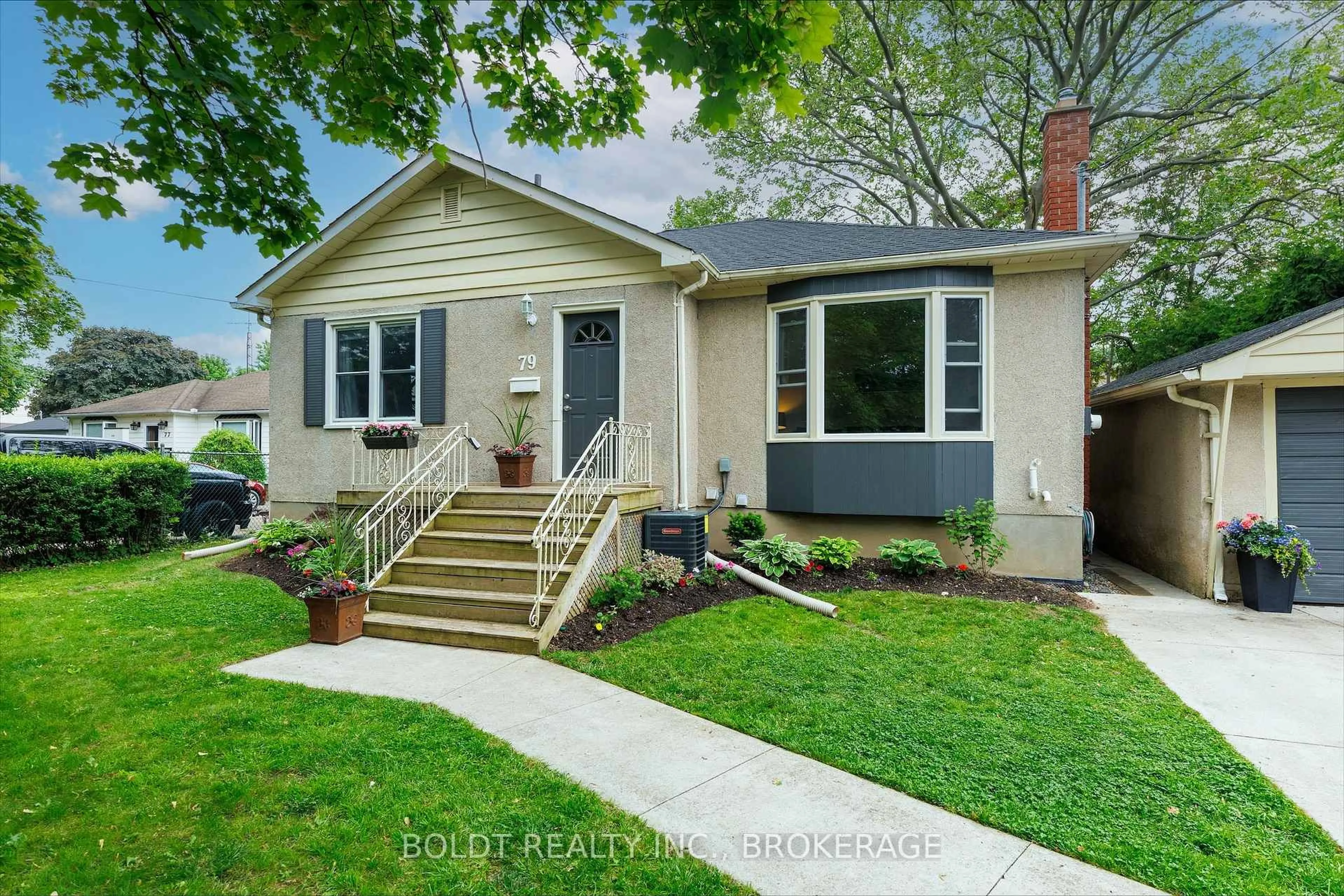 Home with vinyl exterior material, street for 79 Devon Rd, St. Catharines Ontario L2N 1X5