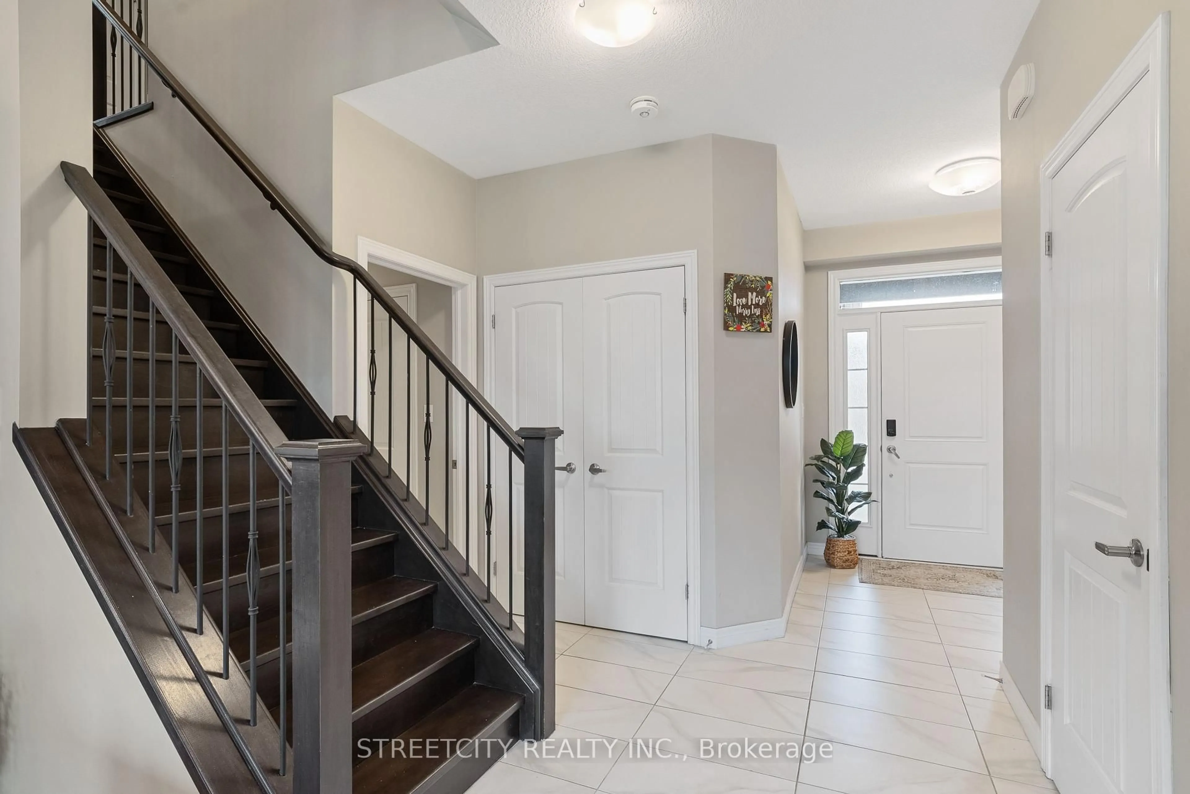 Indoor entryway for 402 TANSBURY St, London North Ontario N6G 0R6