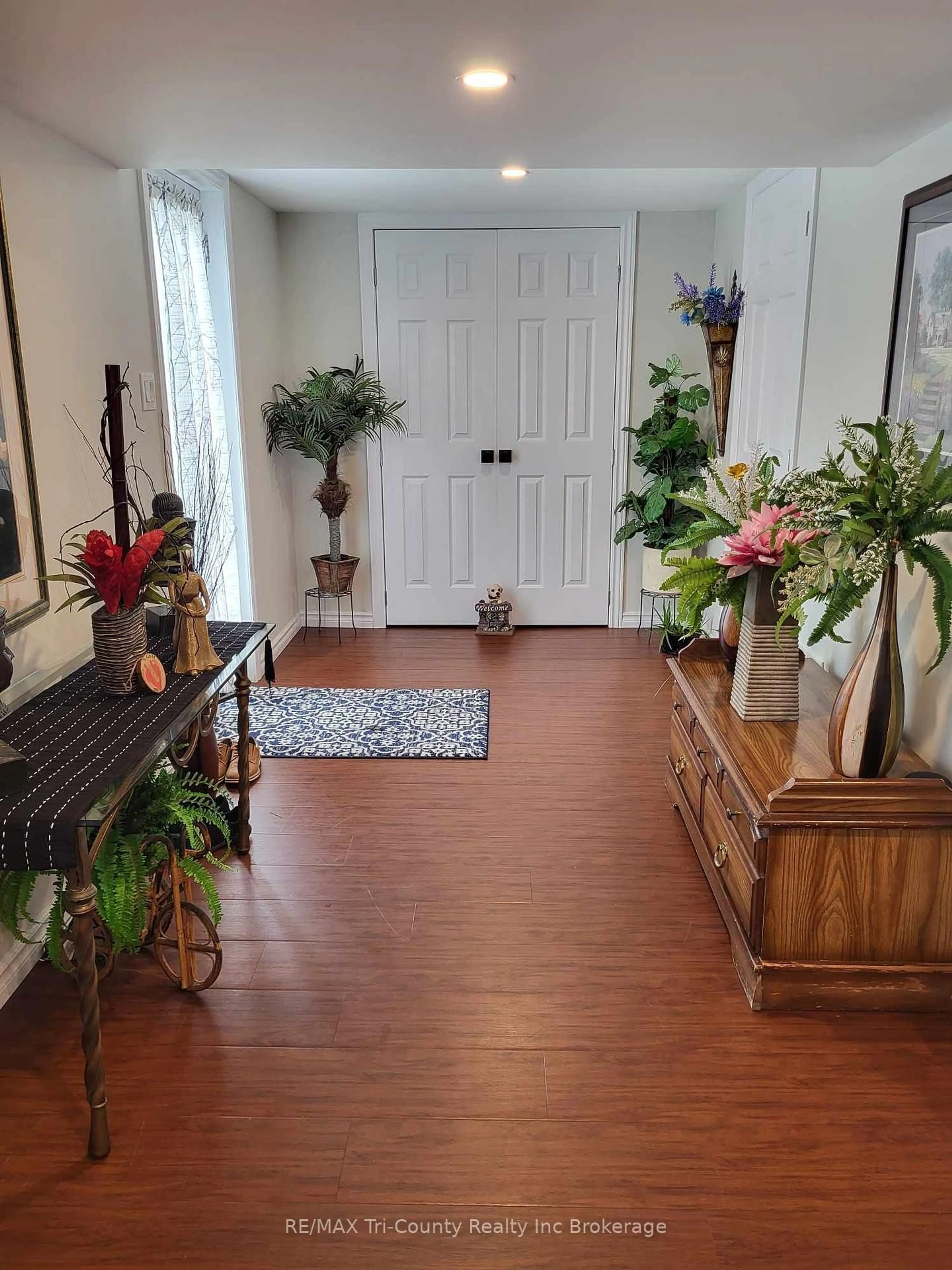 Indoor entryway for 9 Nelson St, Tillsonburg Ontario N4G 4T5