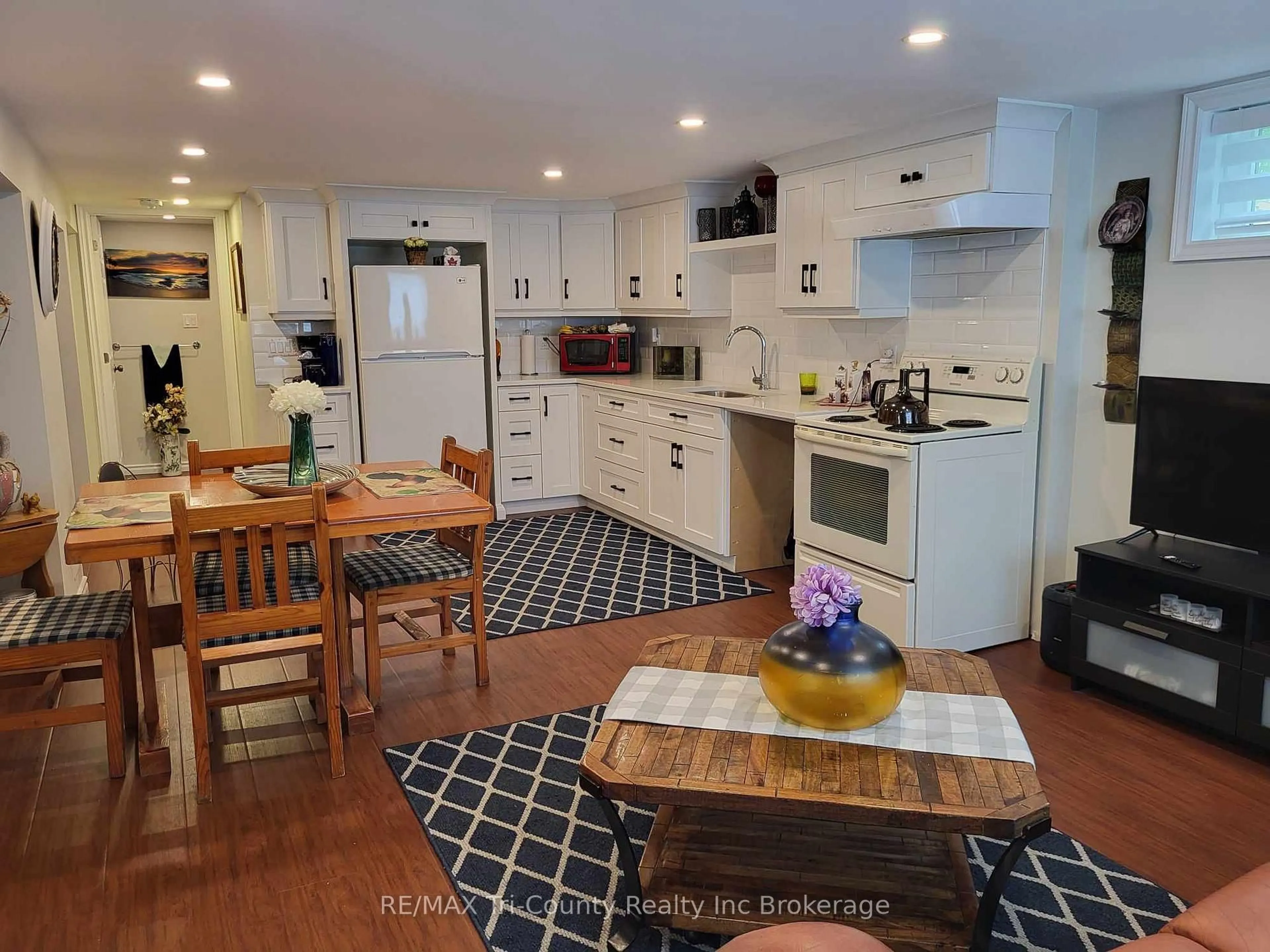 Open concept kitchen, unknown for 9 Nelson St, Tillsonburg Ontario N4G 4T5