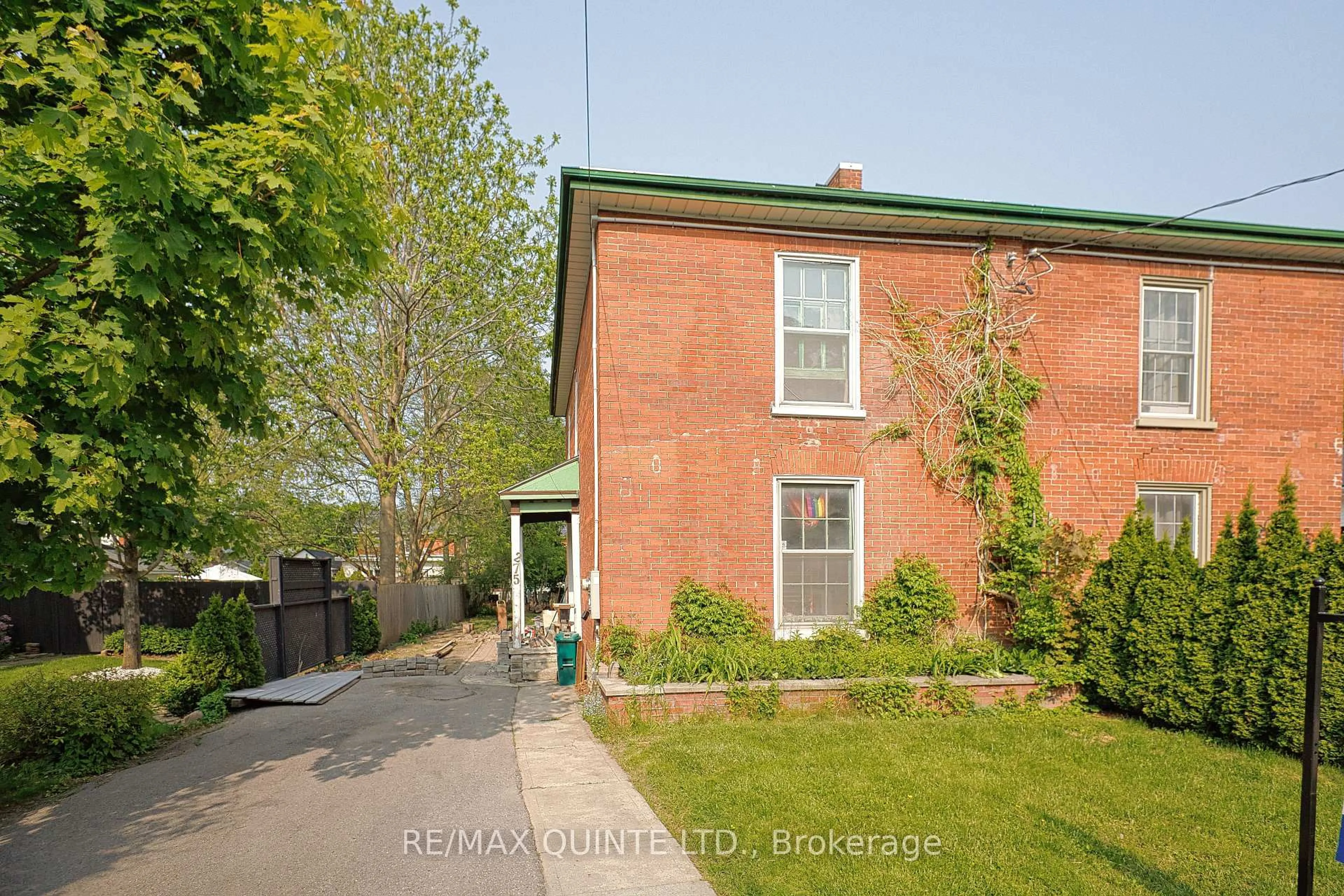 Home with brick exterior material, building for 275 Charles St, Belleville Ontario K8N 3M7
