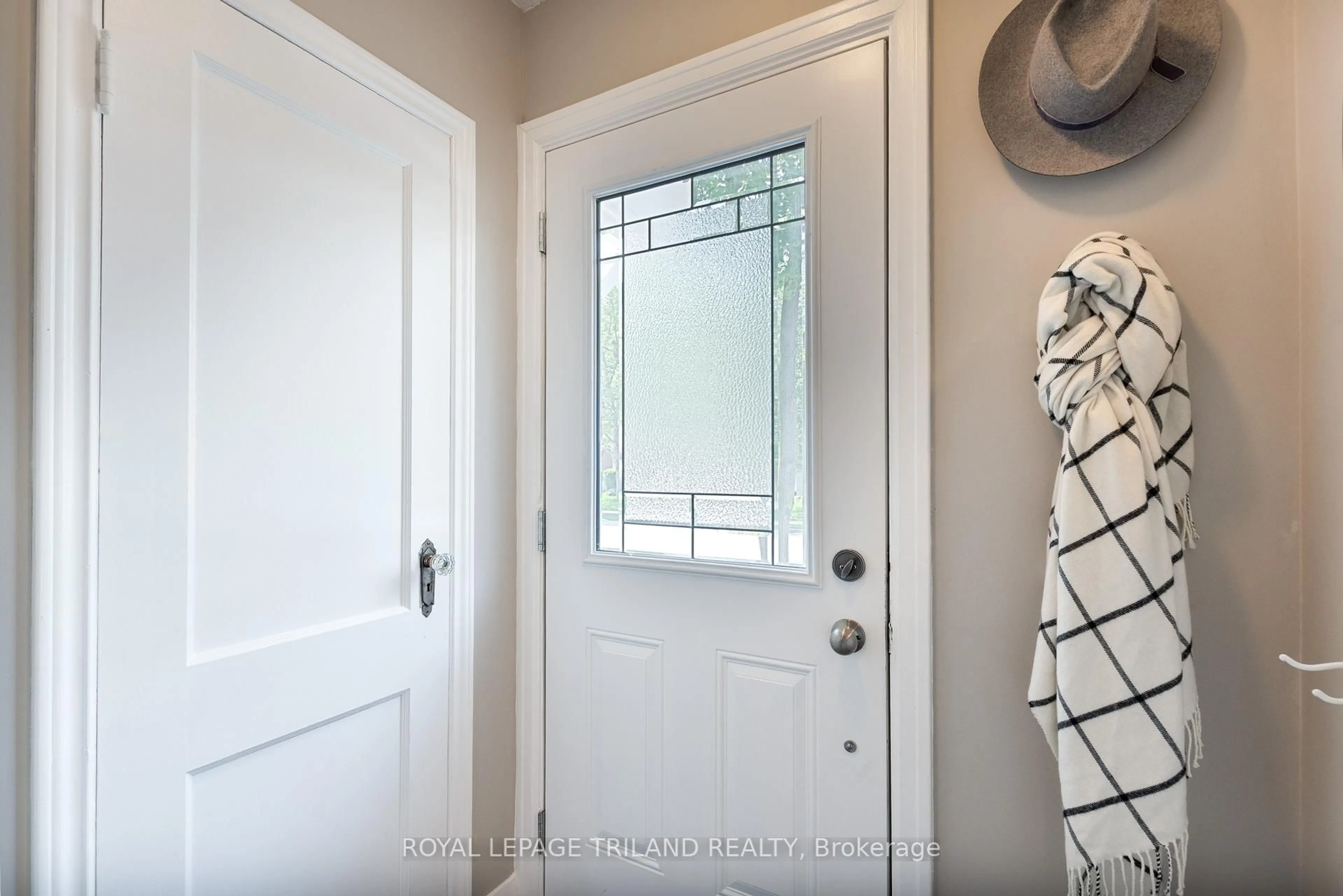 Indoor entryway for 46 Bond St, London South Ontario N6C 1W3