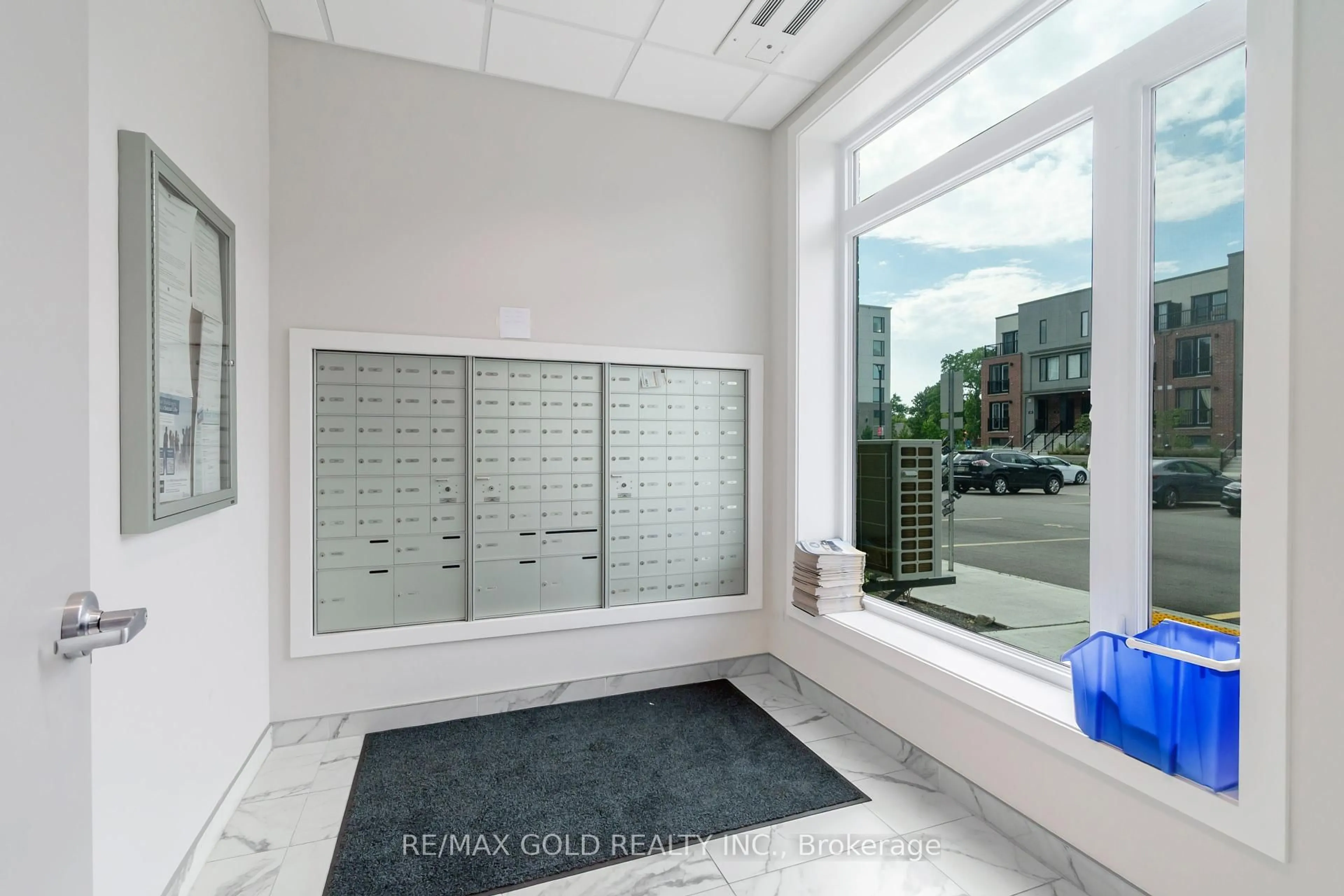 Indoor foyer for 107 Roger St #404, Waterloo Ontario N2J 0G3