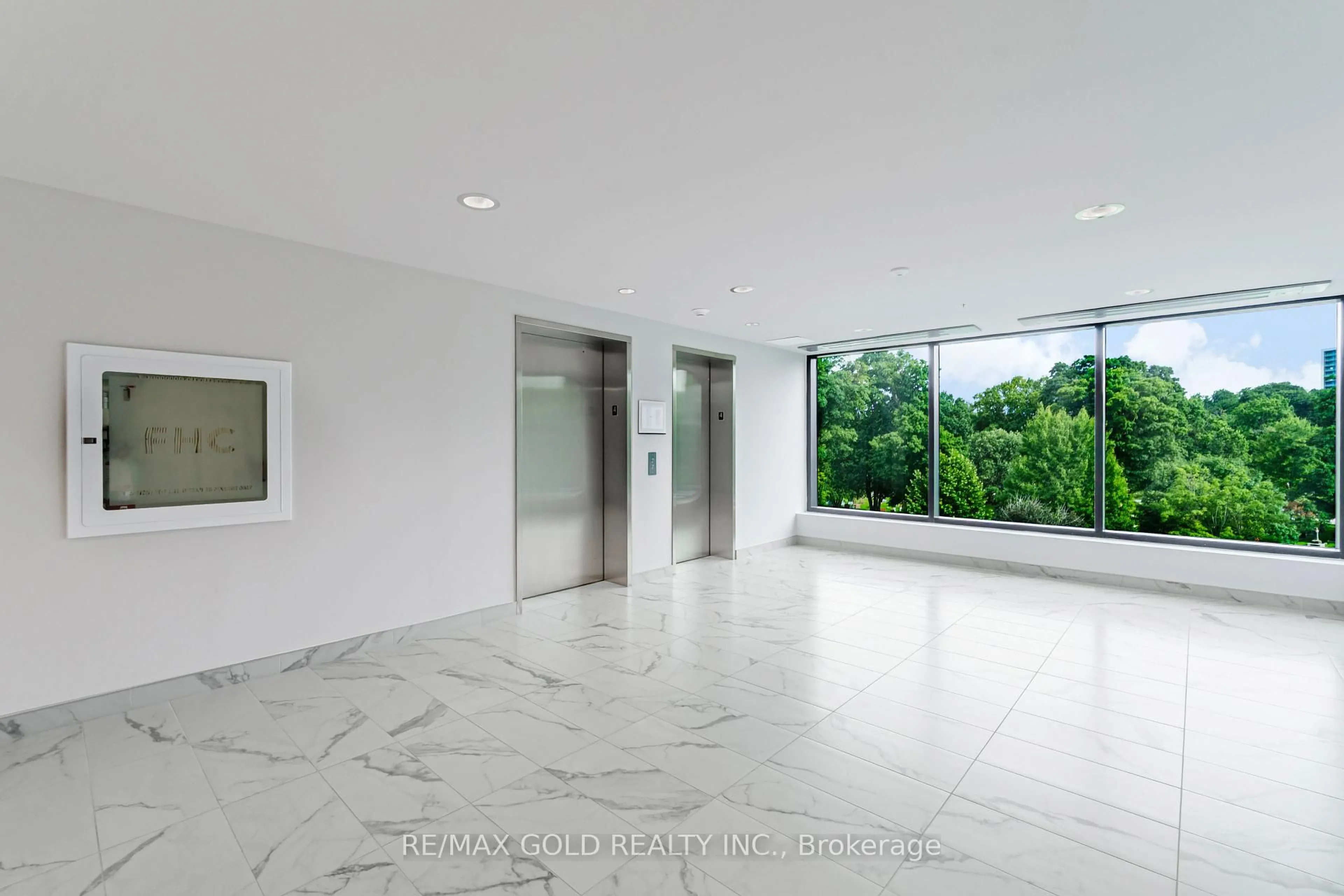 Indoor foyer for 107 Roger St #404, Waterloo Ontario N2J 0G3