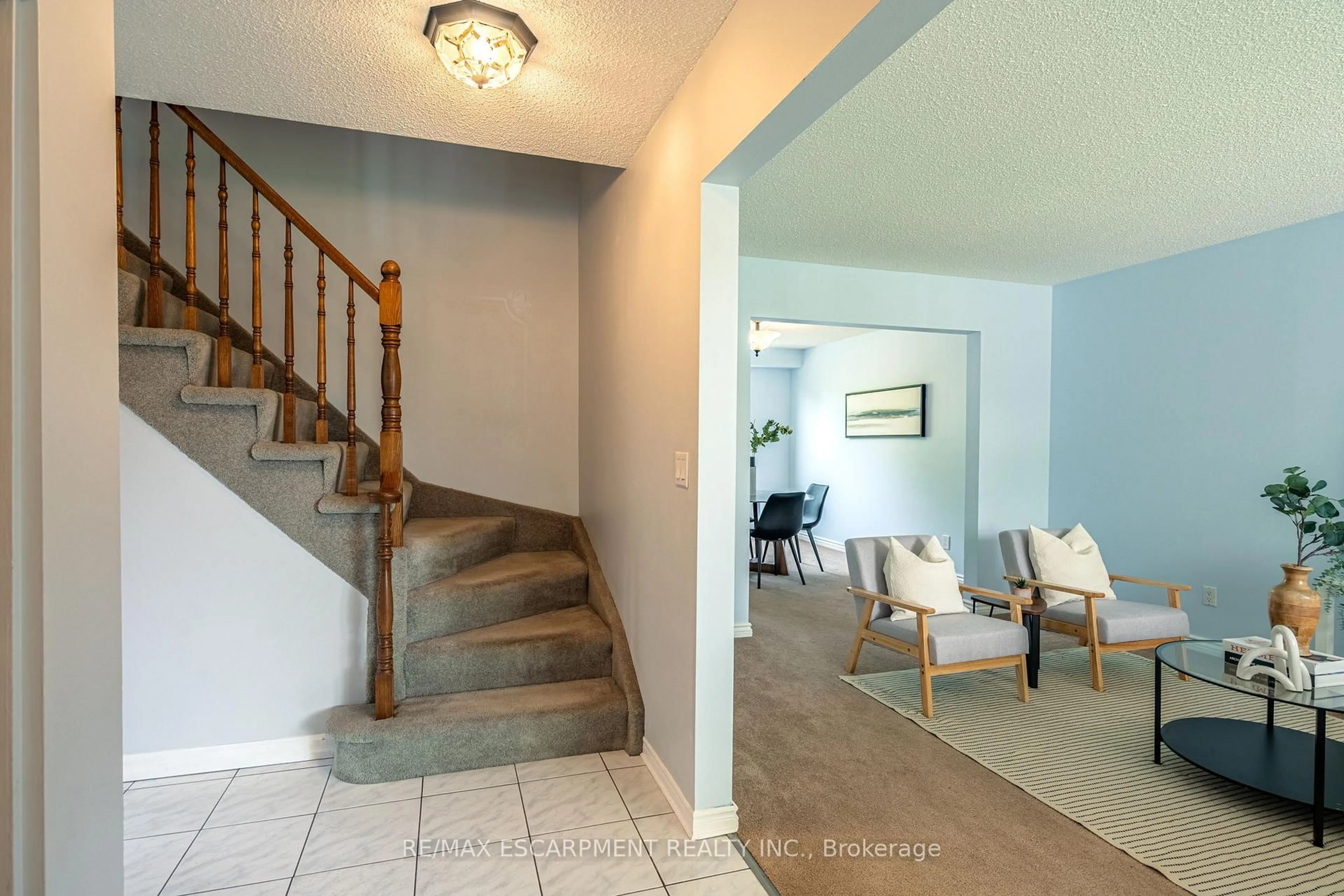 Indoor entryway for 11 Pecan Crt, Hamilton Ontario L8G 4L6