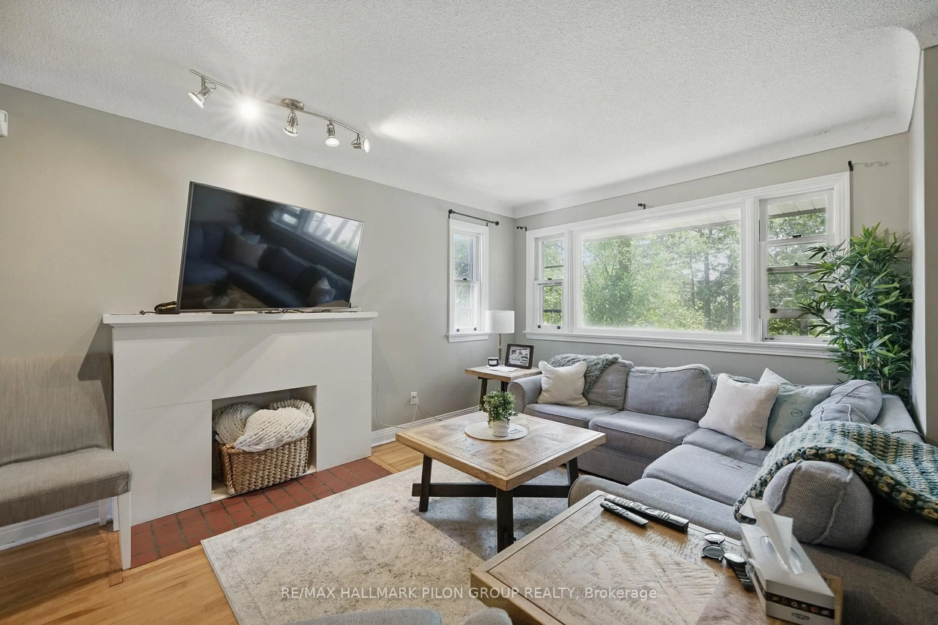 Living room with furniture, wood/laminate floor for 63 Crownhill St, Ottawa Ontario K1J 7K7