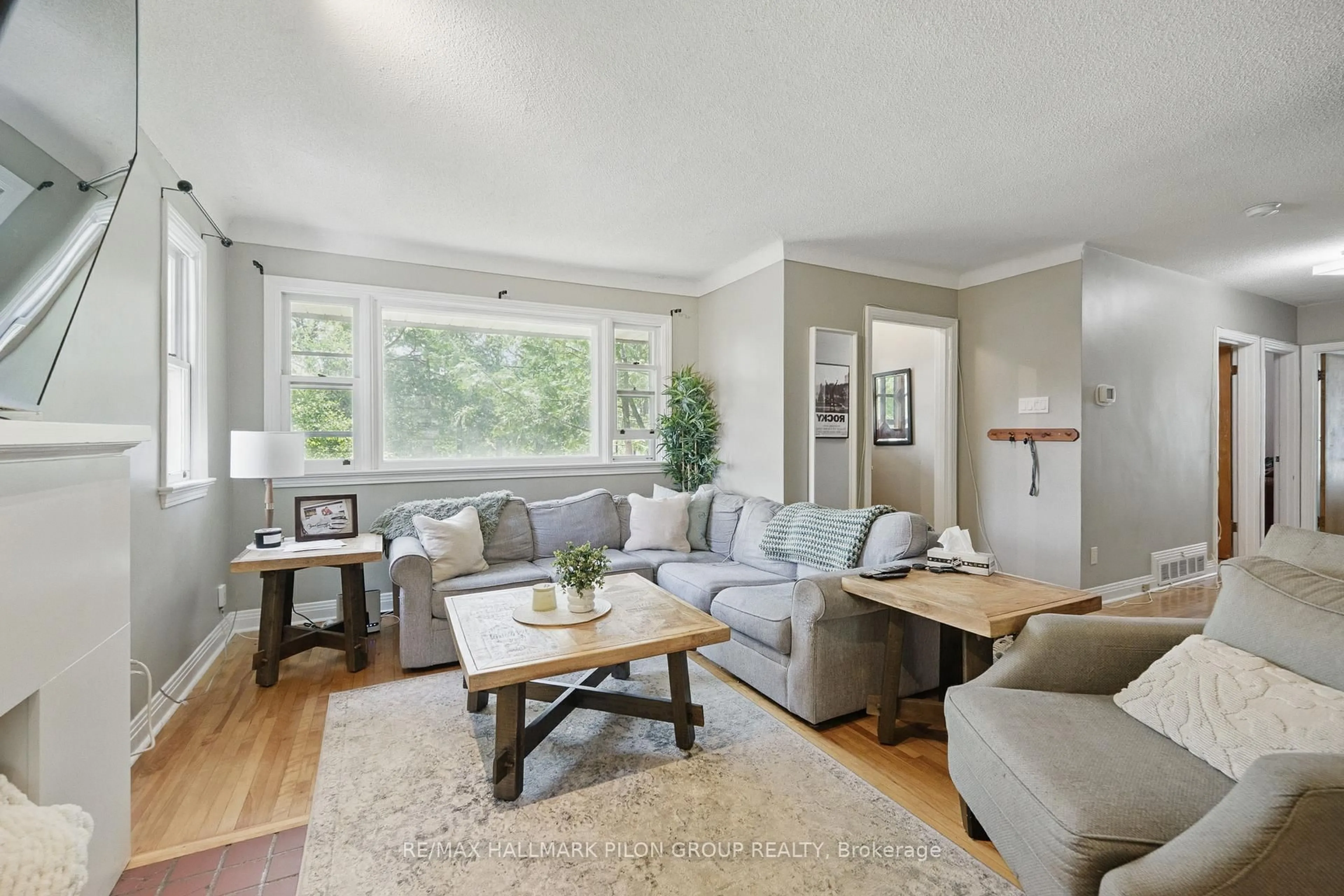 Living room with furniture, wood/laminate floor for 63 Crownhill St, Ottawa Ontario K1J 7K7
