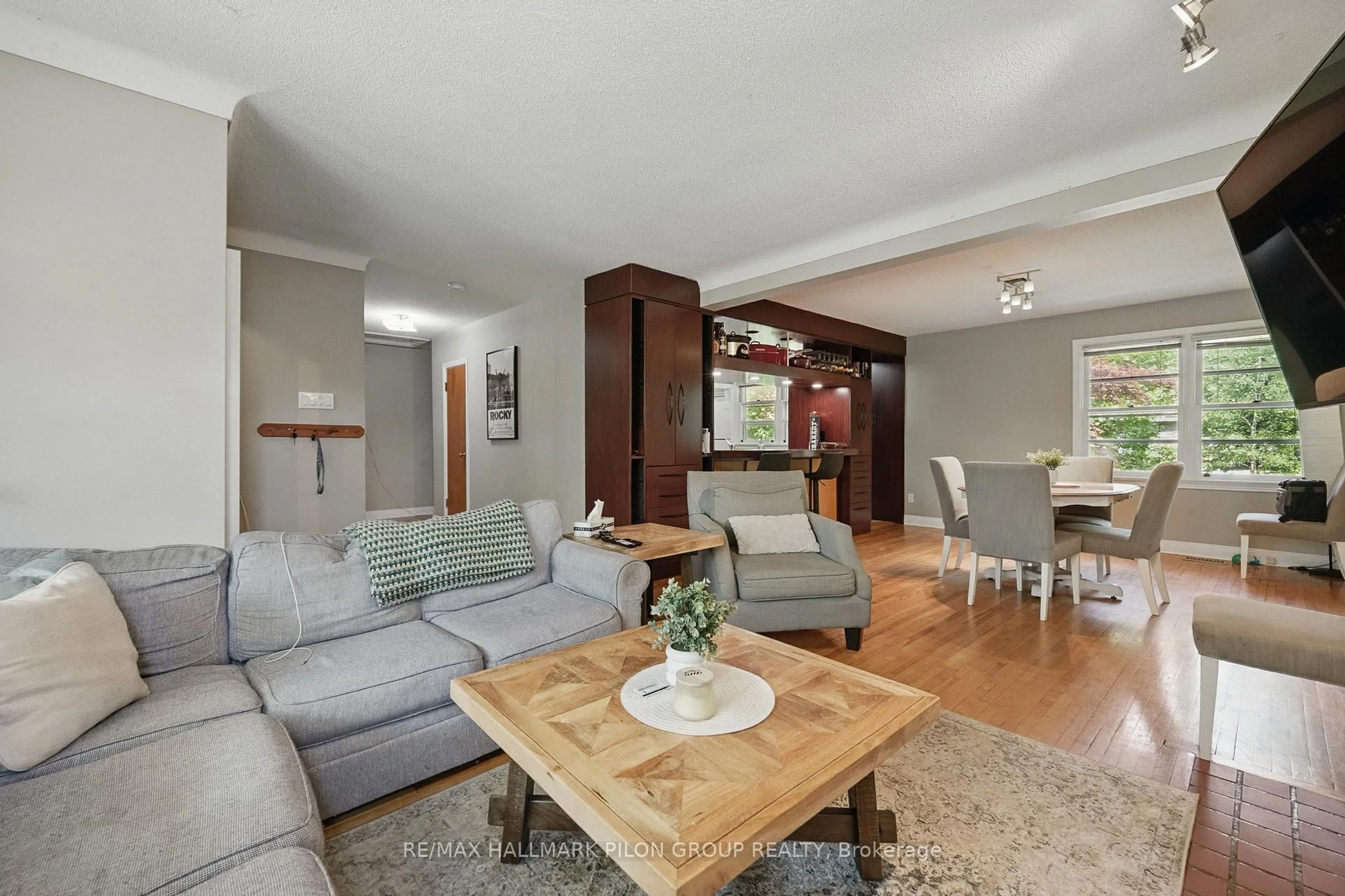 Living room with furniture, unknown for 63 Crownhill St, Ottawa Ontario K1J 7K7