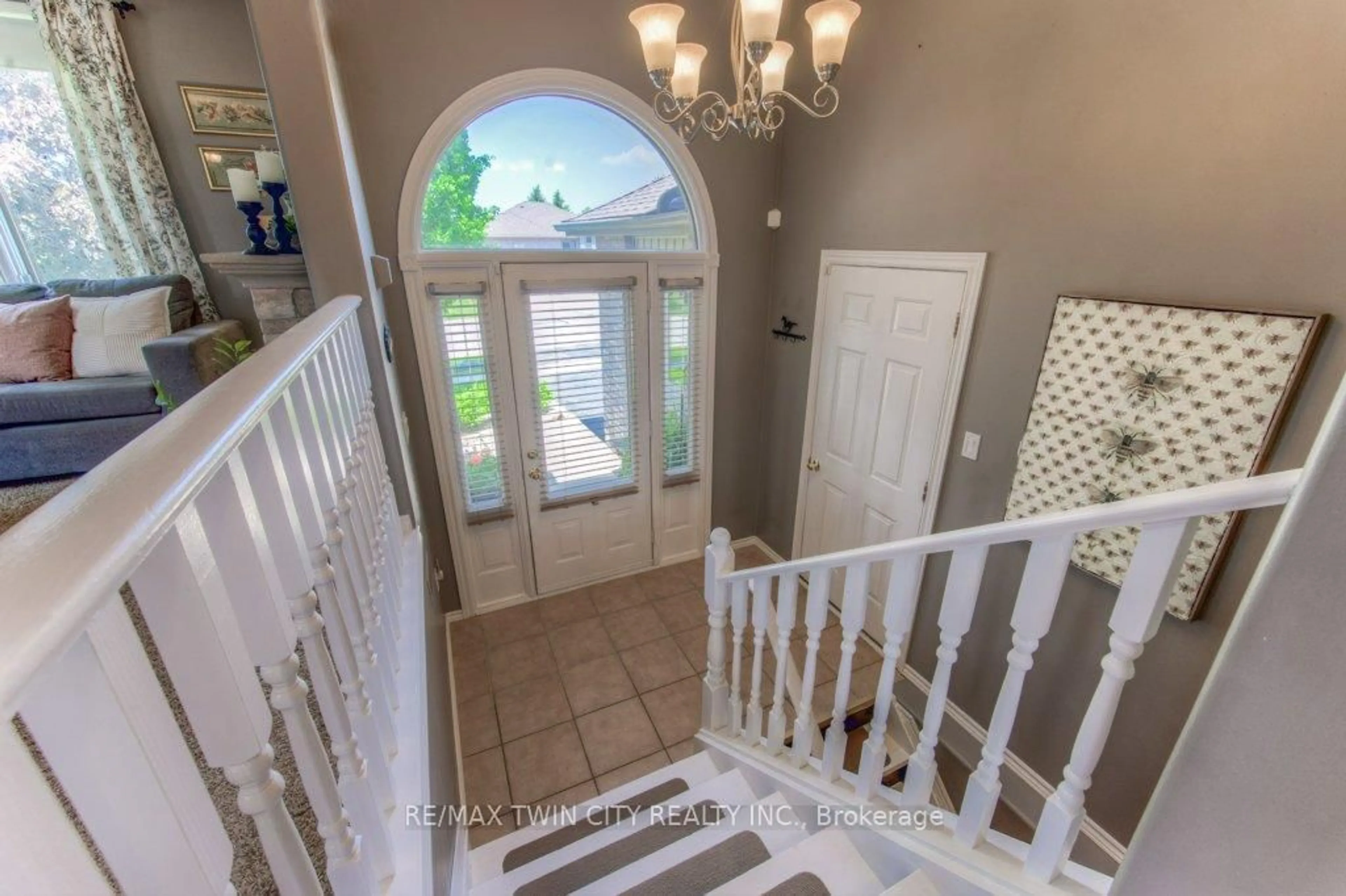 Indoor entryway for 58 Bradbury Cres, Brant Ontario N3L 4E2