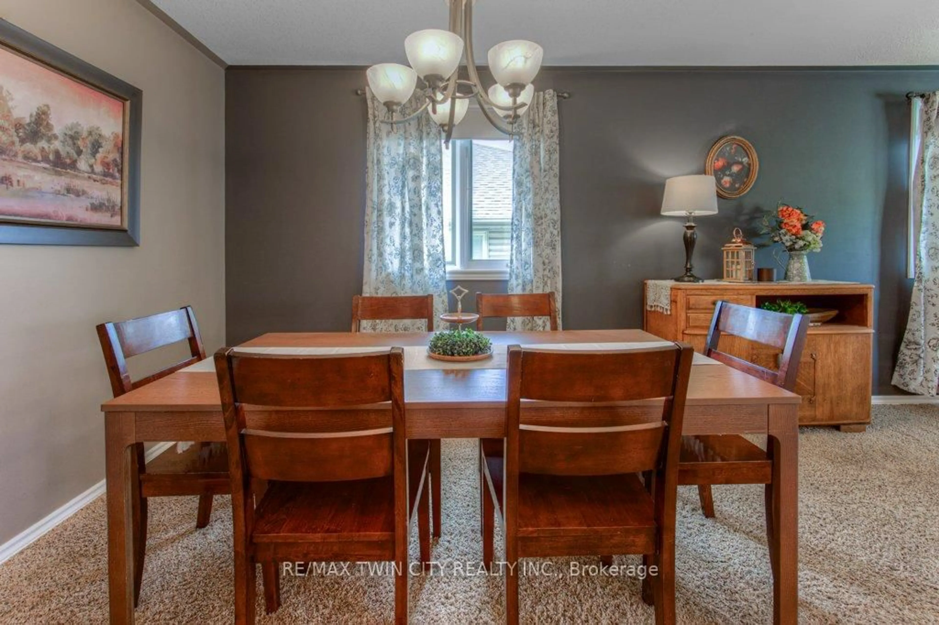 Dining room, wood/laminate floor for 58 Bradbury Cres, Brant Ontario N3L 4E2