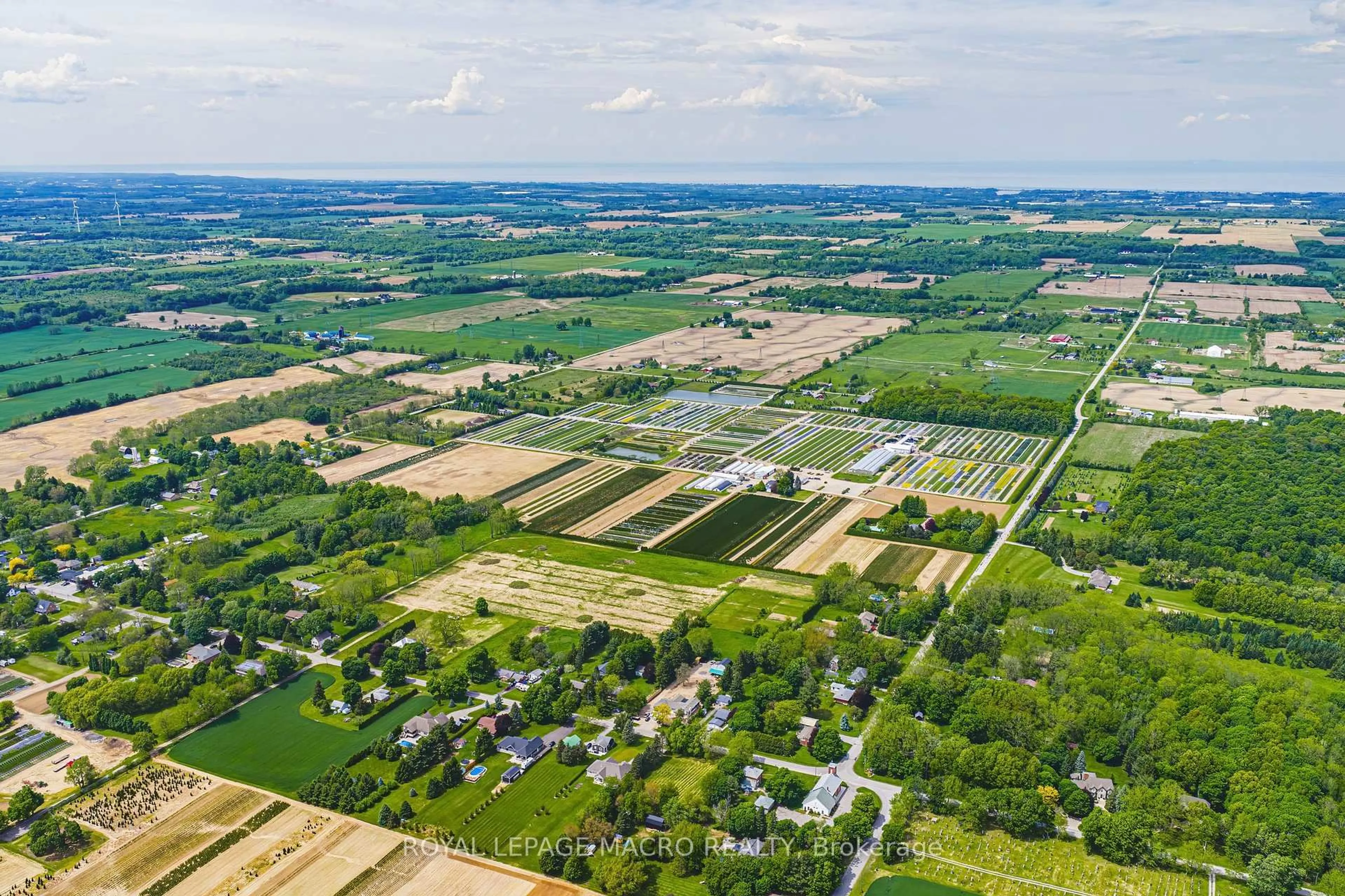 A pic from outside/outdoor area/front of a property/back of a property/a pic from drone, street for 1960 Cream St, Pelham Ontario L0S 1C0