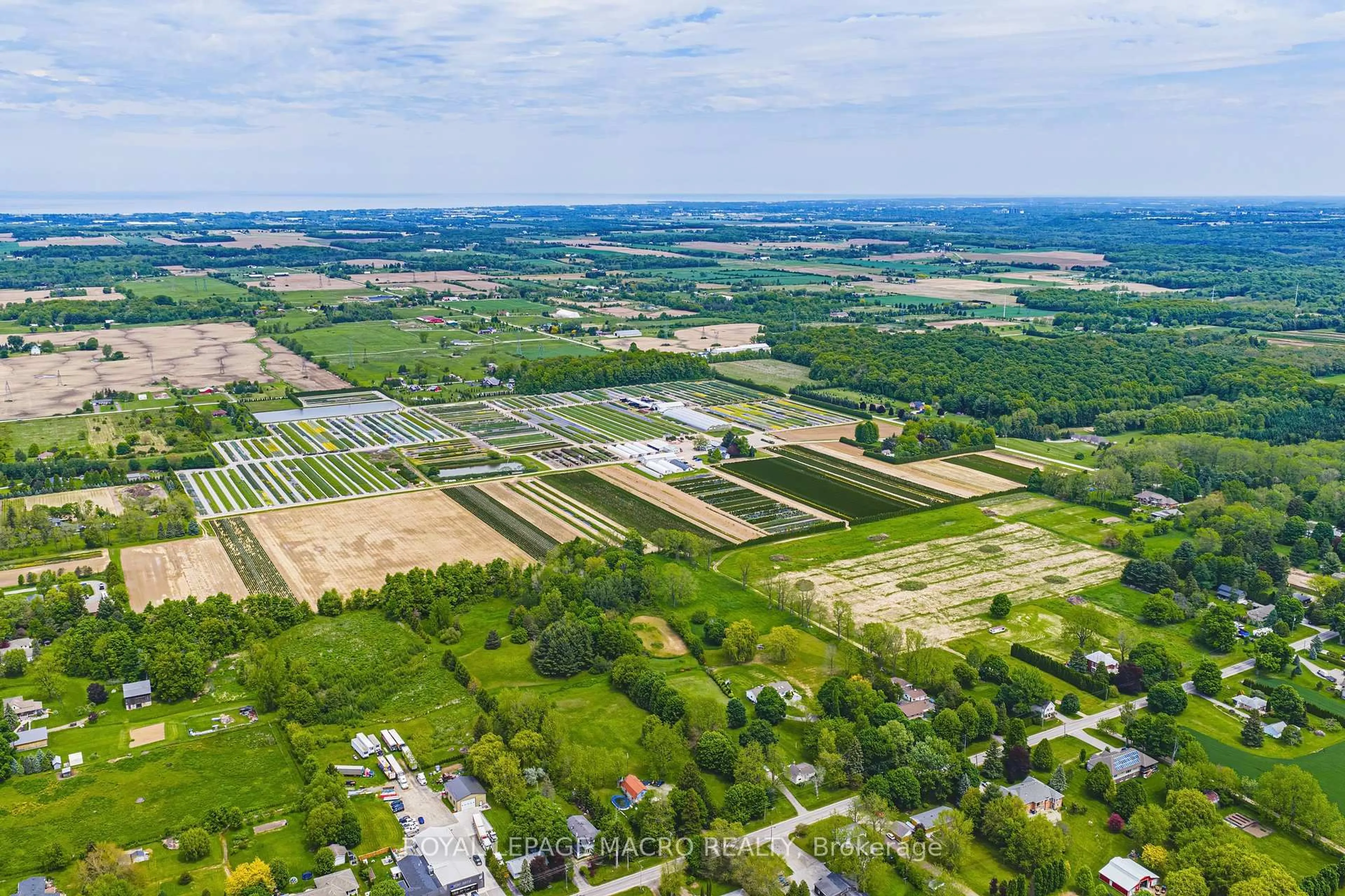 A pic from outside/outdoor area/front of a property/back of a property/a pic from drone, street for 1960 Cream St, Pelham Ontario L0S 1C0