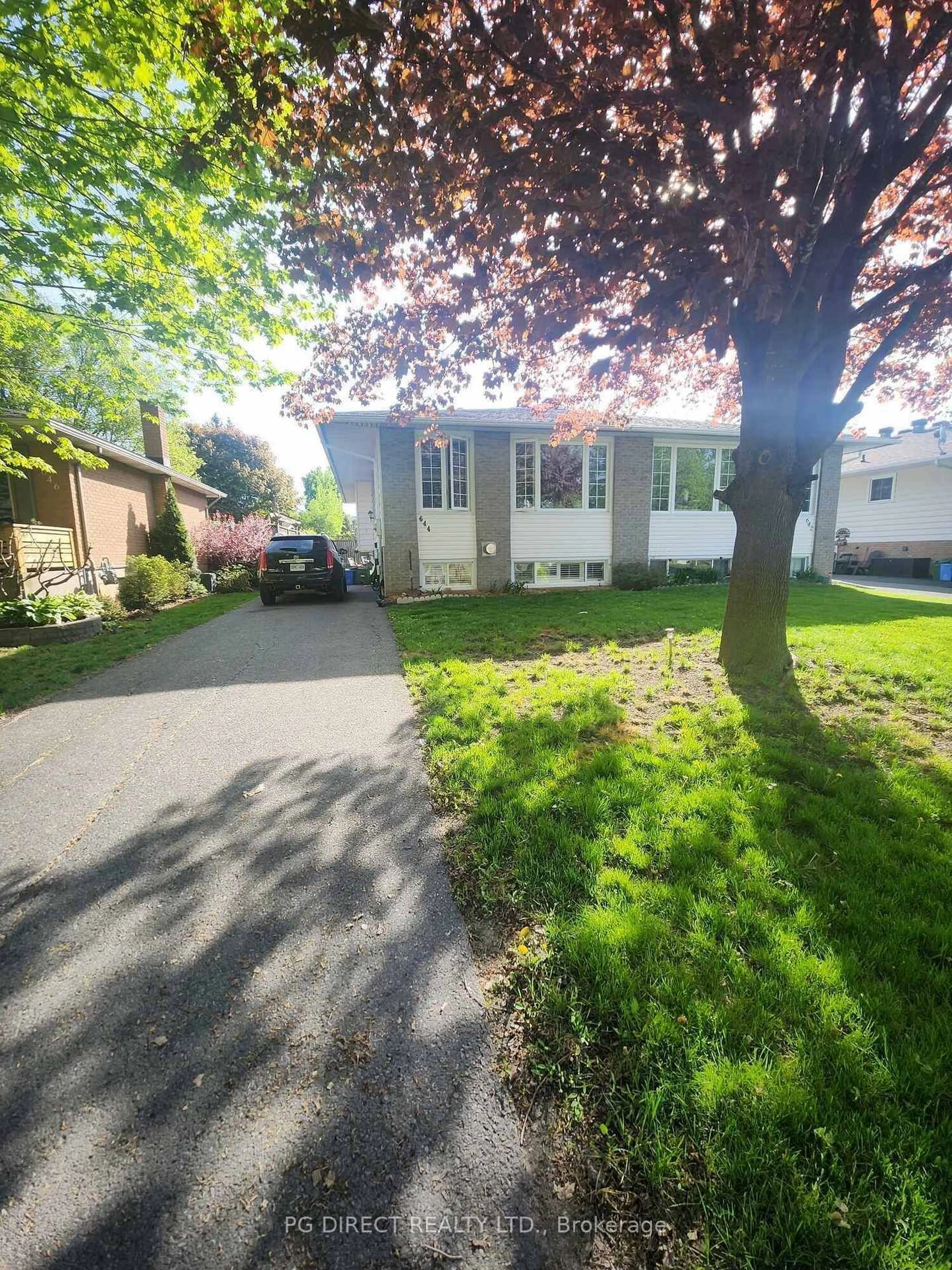 A pic from outside/outdoor area/front of a property/back of a property/a pic from drone, street for 644 Dundas Cres, Cornwall Ontario K6H 6H8