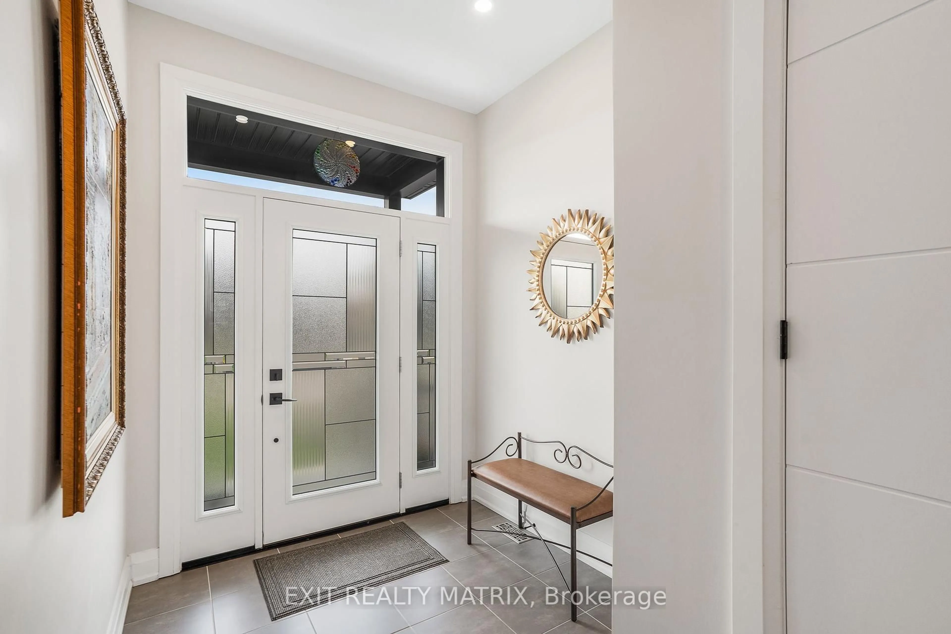 Indoor entryway for 1255 Avignon St, Russell Ontario K0A 1W0