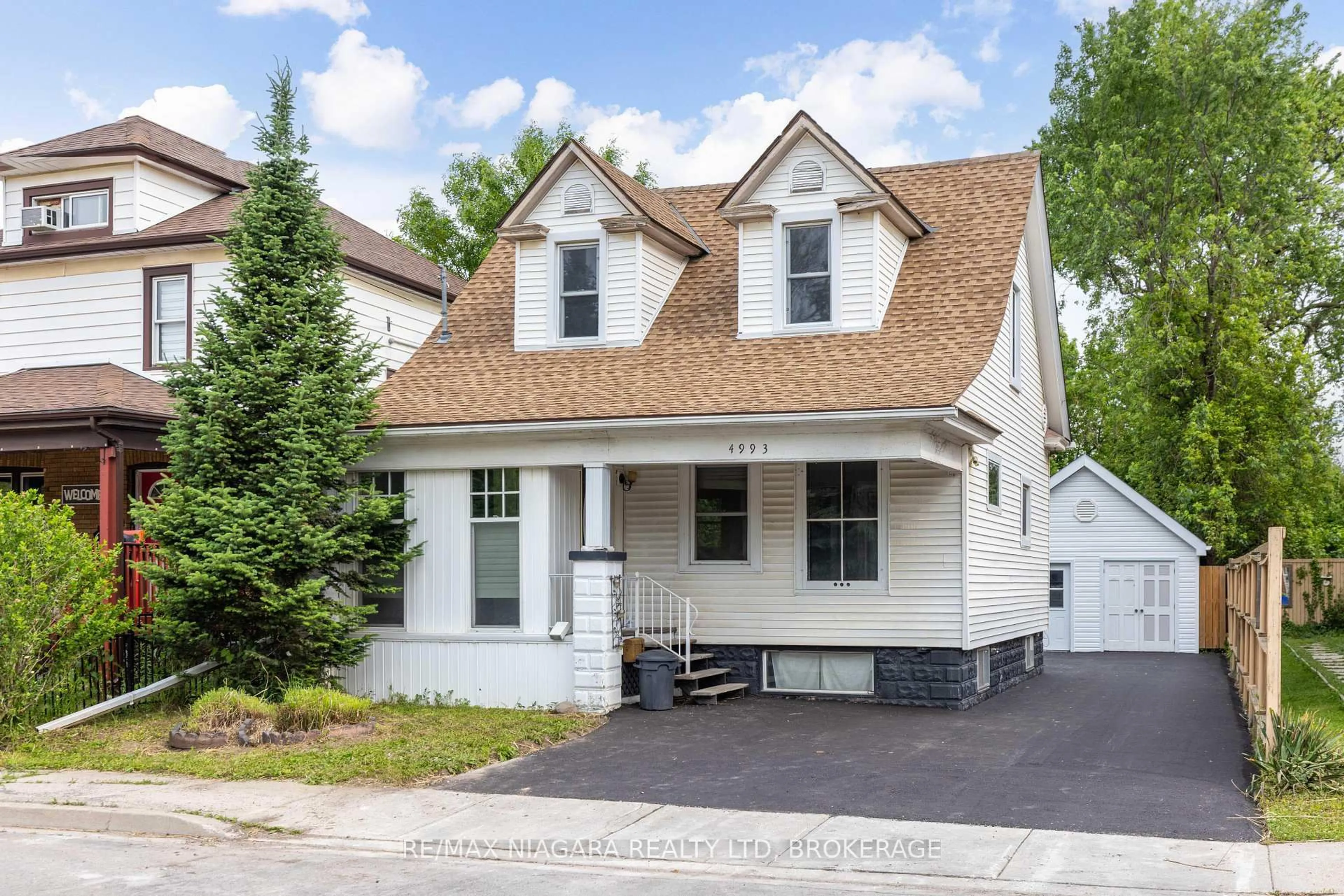 Home with vinyl exterior material, street for 4993 Maple St, Niagara Falls Ontario L2E 2M7