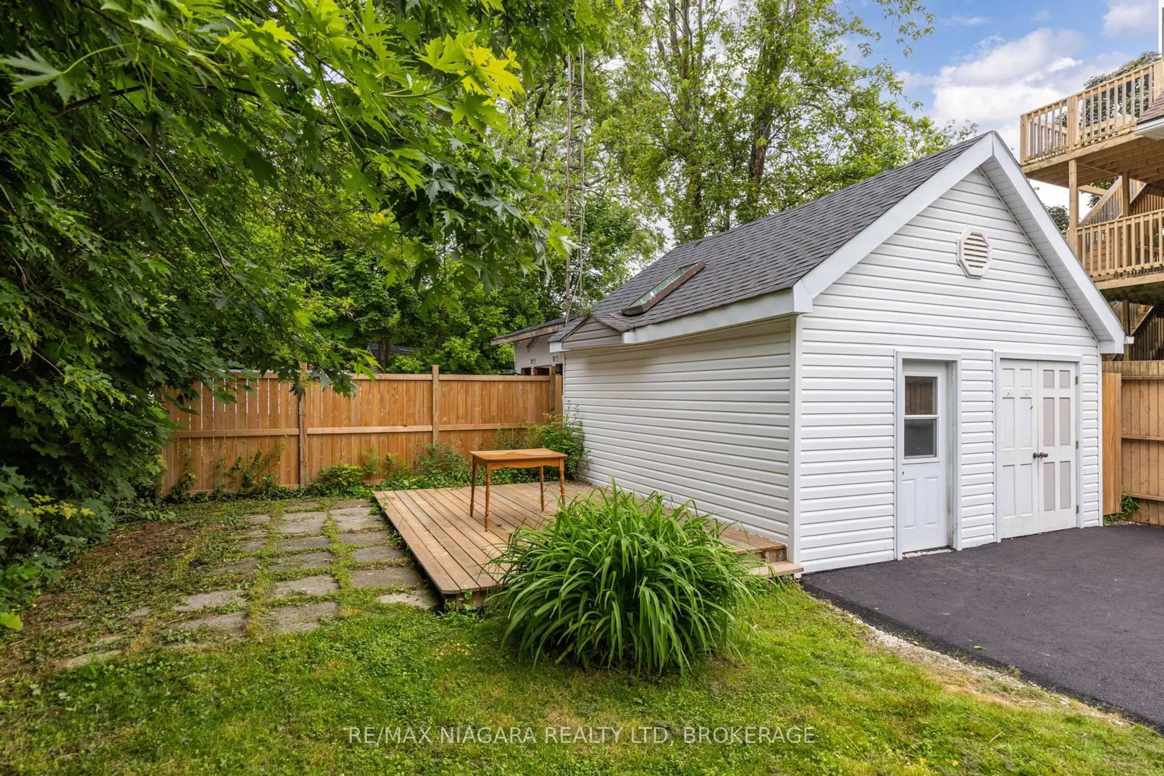 Patio, street for 4993 Maple St, Niagara Falls Ontario L2E 2M7