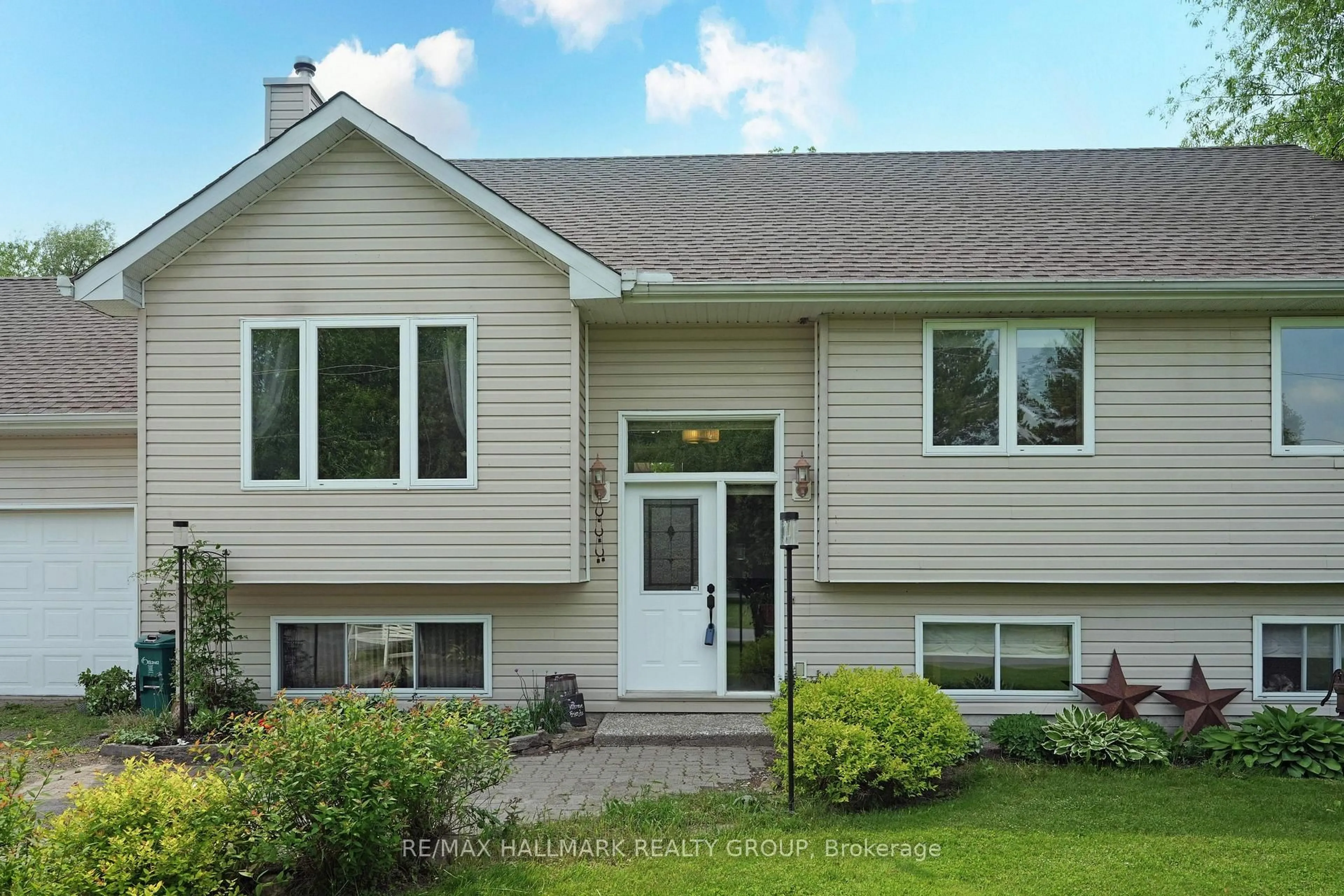 Home with vinyl exterior material, street for 184 Old Pakenham Rd, Fitzroy Harbour Ontario K0A 1X0