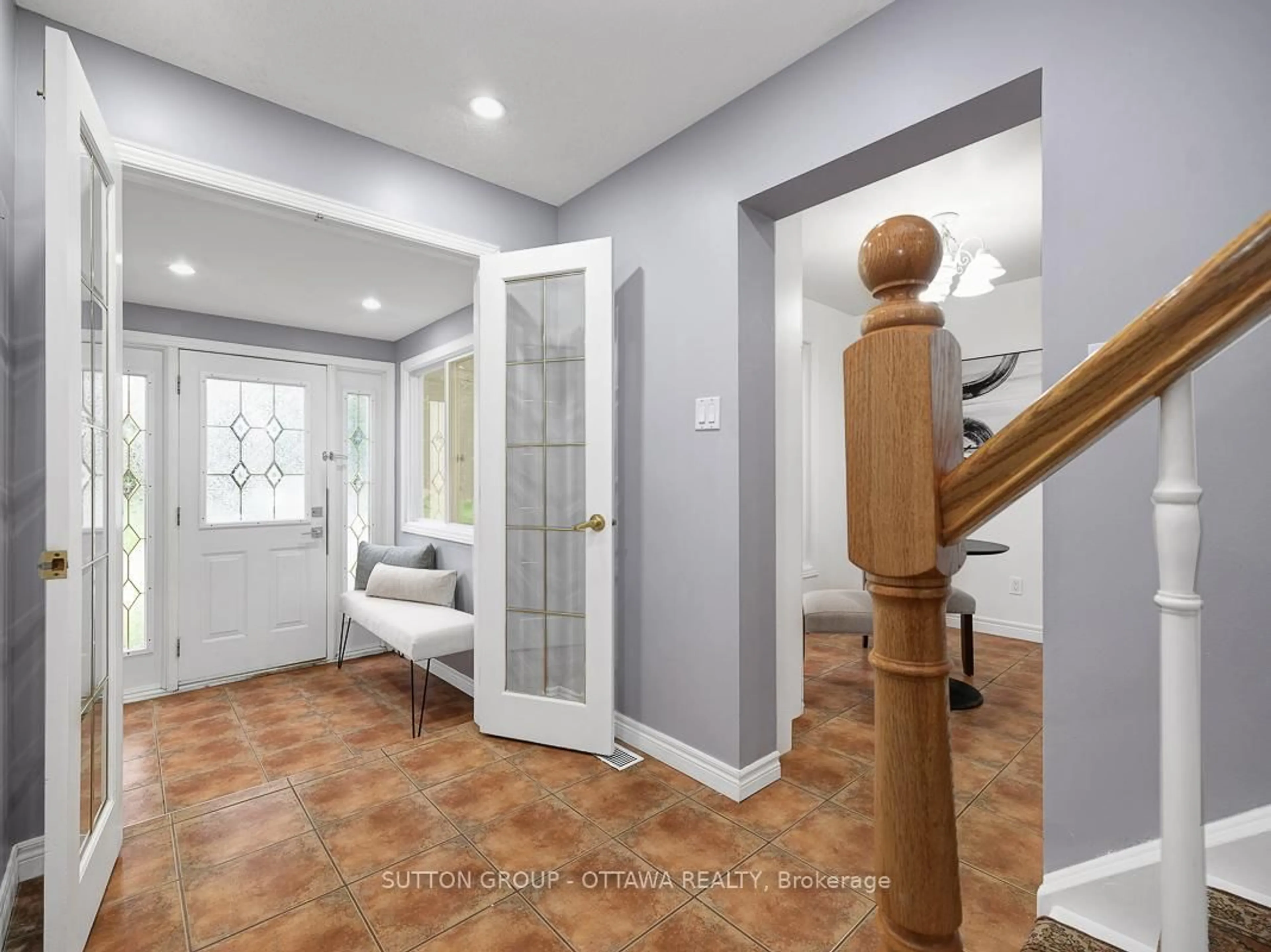 Indoor entryway for 1112 St. Germain Cres, Ottawa Ontario K1C 2L8