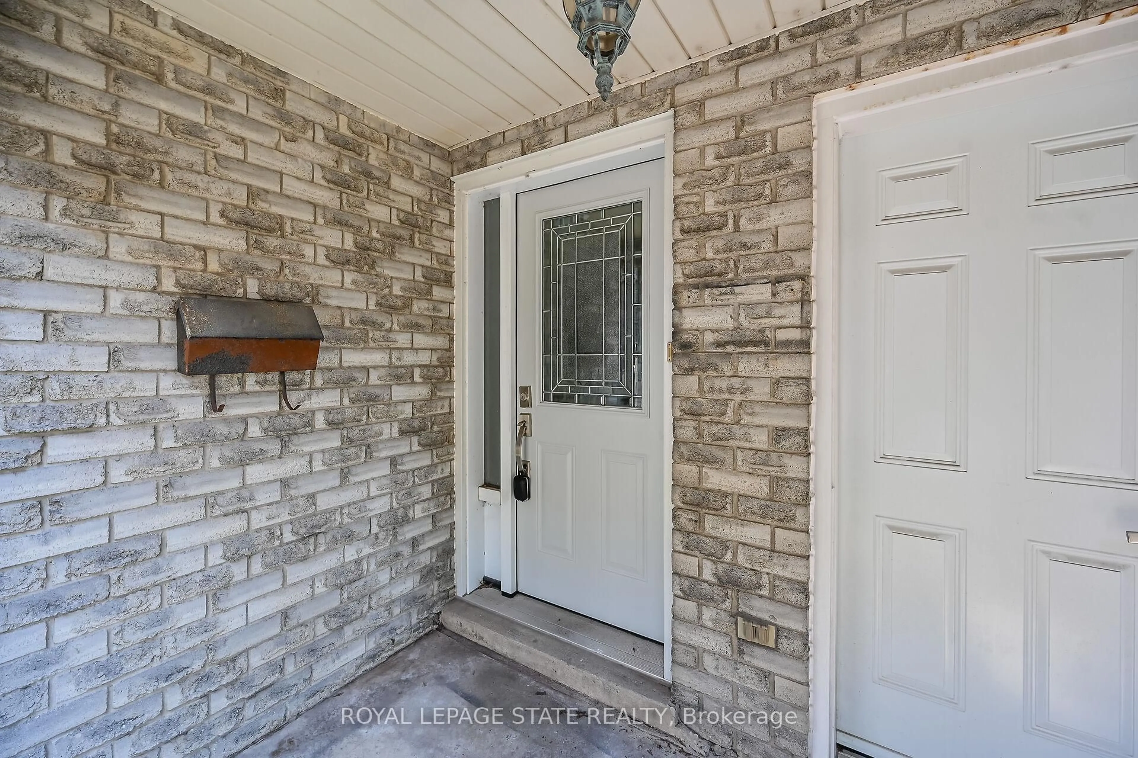 Indoor entryway for 183 Garden Cres, Hamilton Ontario L8V 4T3