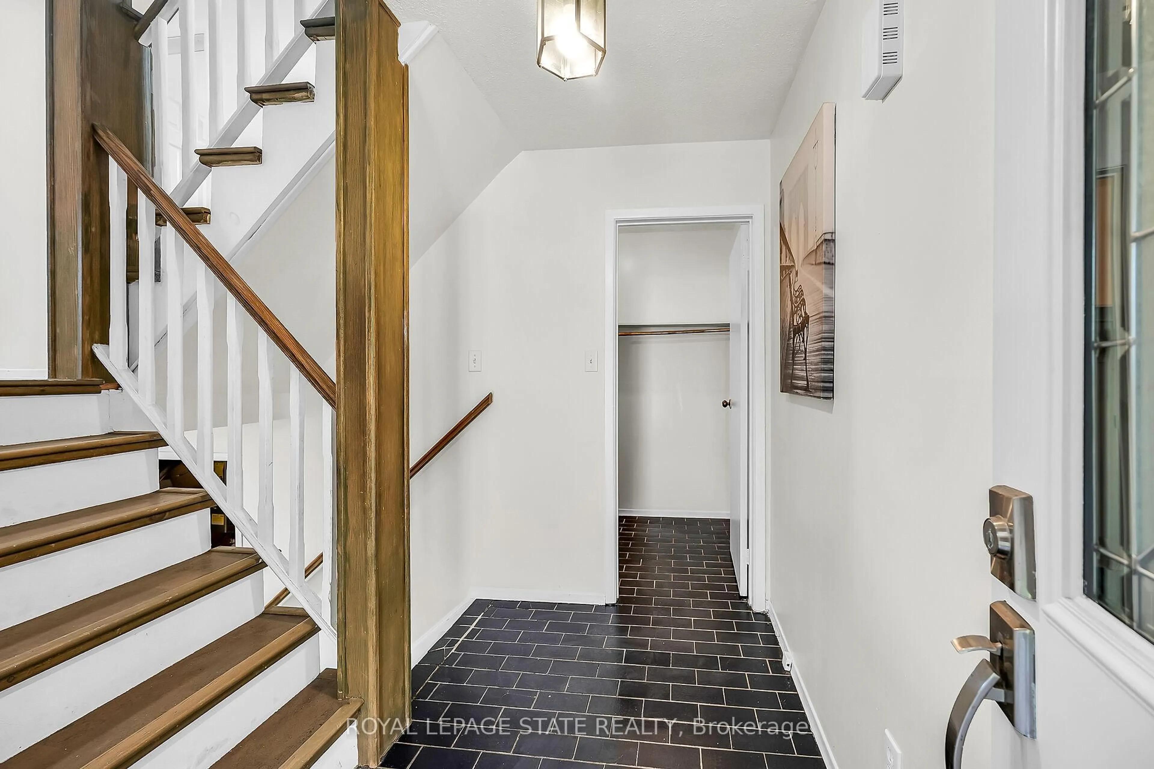 Indoor entryway for 183 Garden Cres, Hamilton Ontario L8V 4T3
