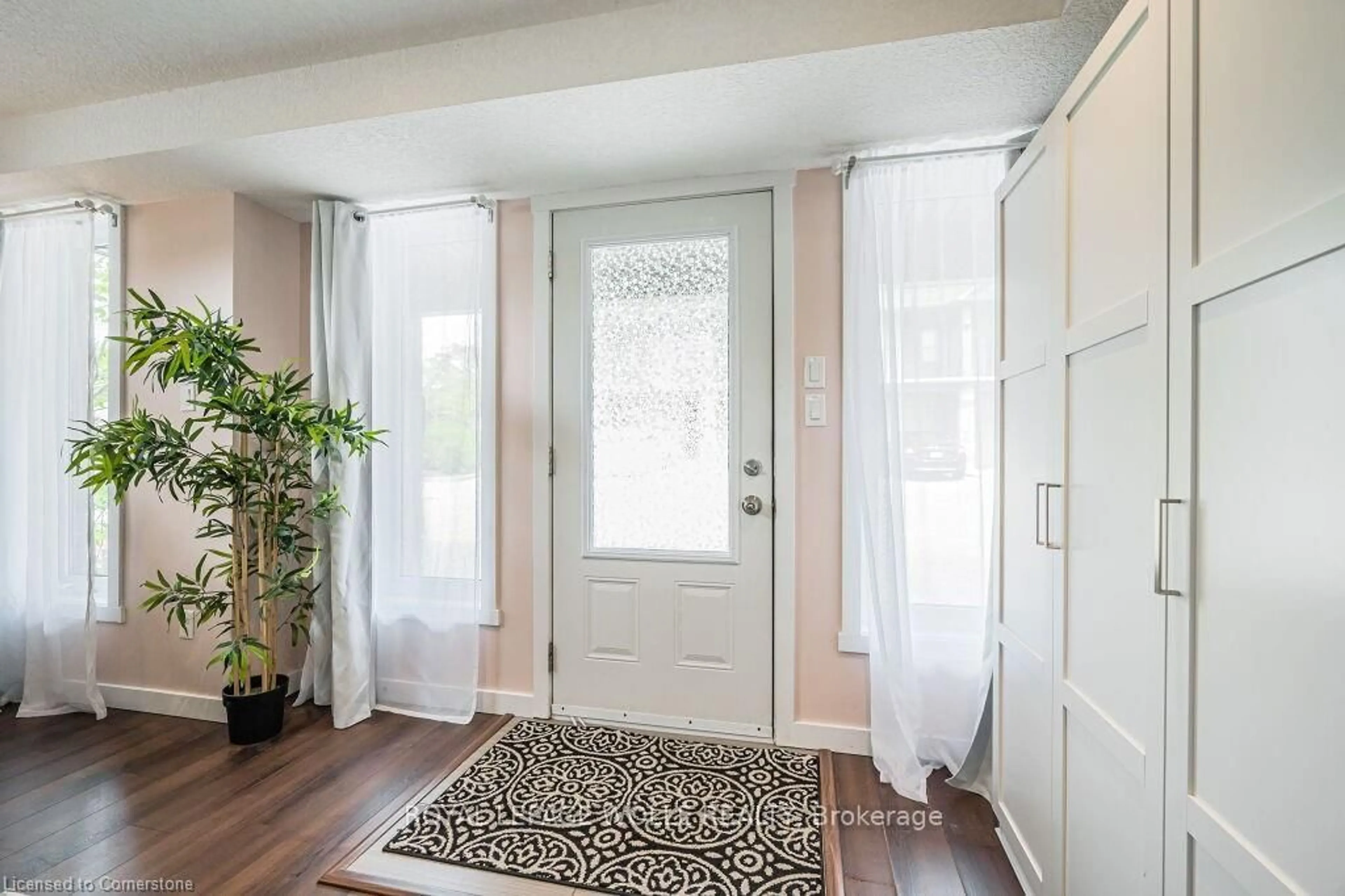 Indoor entryway for 489 EAST Ave #A, Kitchener Ontario N2H 1Z7