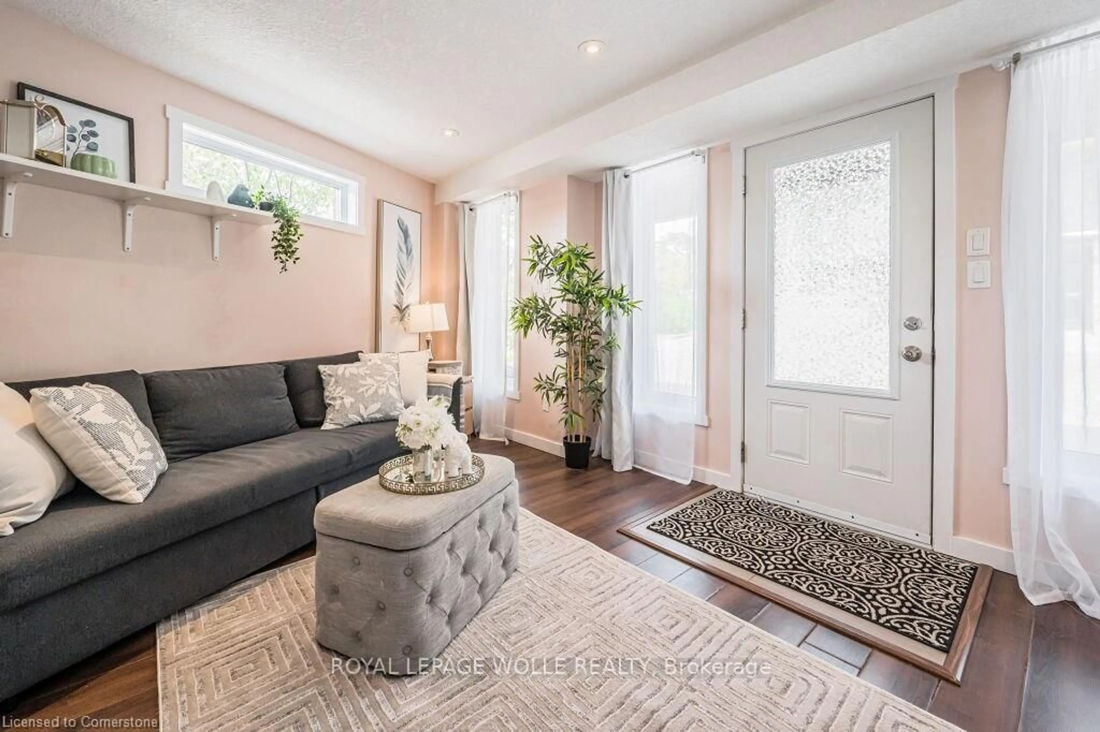 Indoor entryway for 489 EAST Ave #A, Kitchener Ontario N2H 1Z7