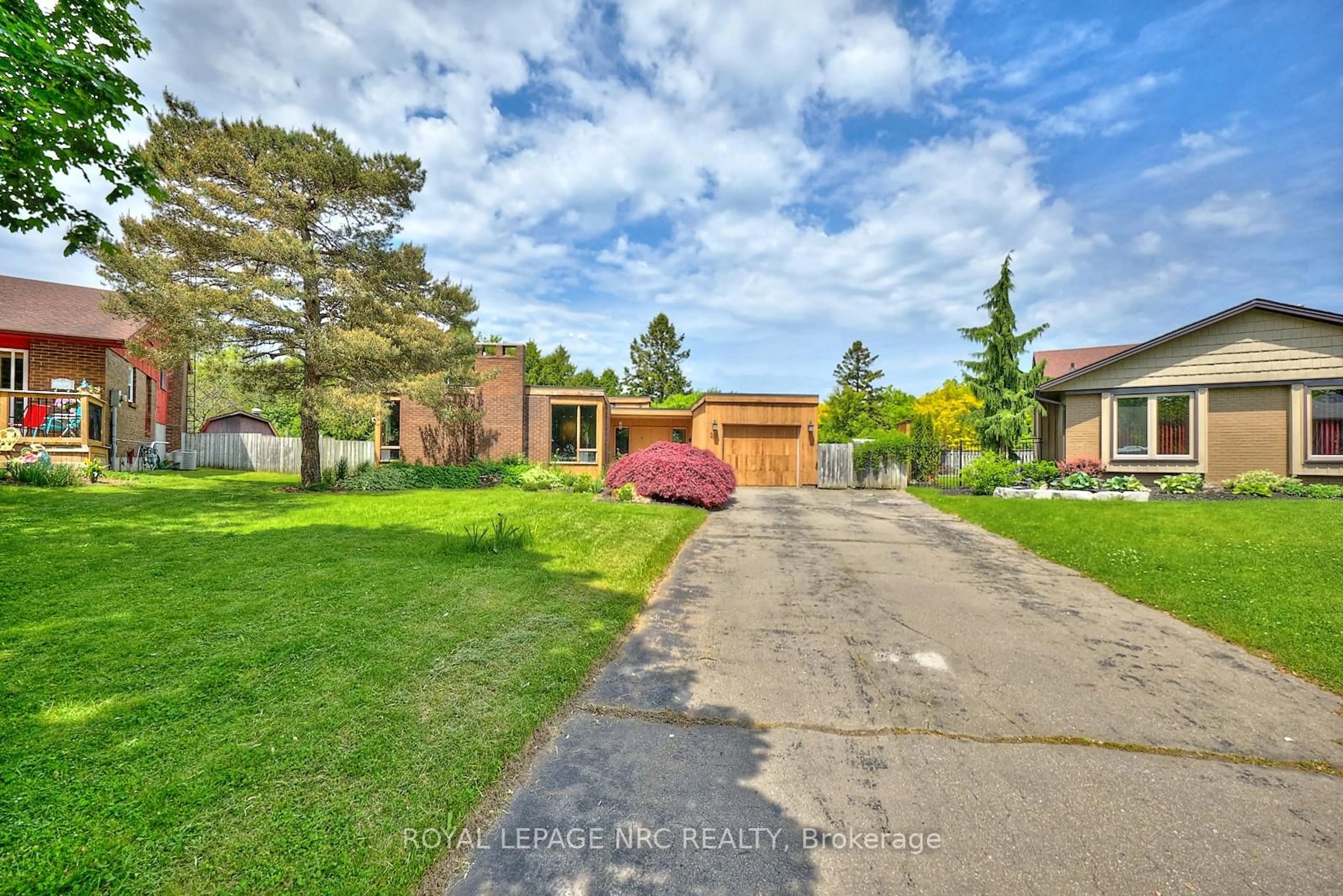 A pic from outside/outdoor area/front of a property/back of a property/a pic from drone, street for 20 The Cedars, St. Catharines Ontario L2M 6M8