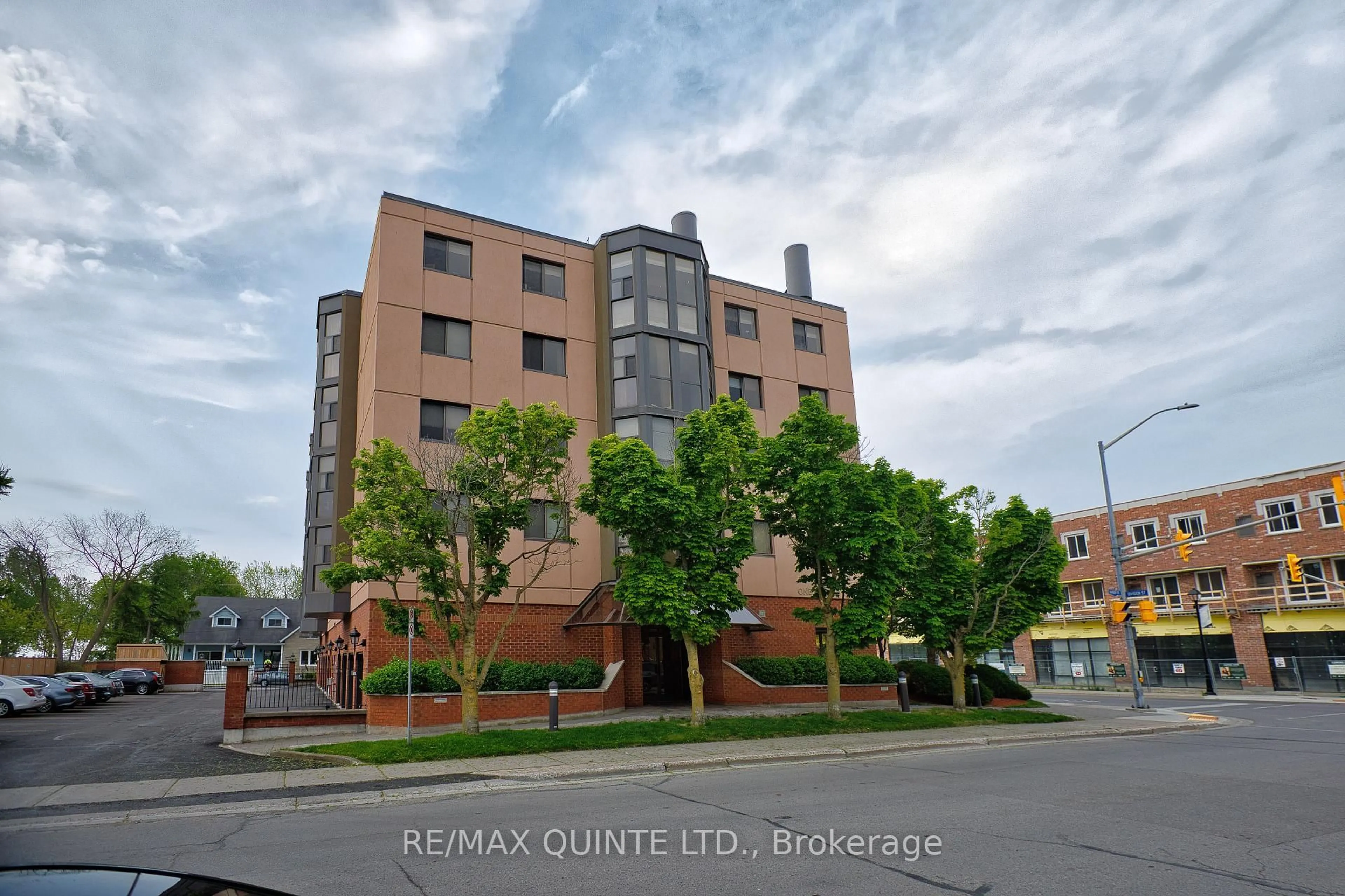 Blurry image for 1 Queen St #401, Cobourg Ontario K9A 1M8