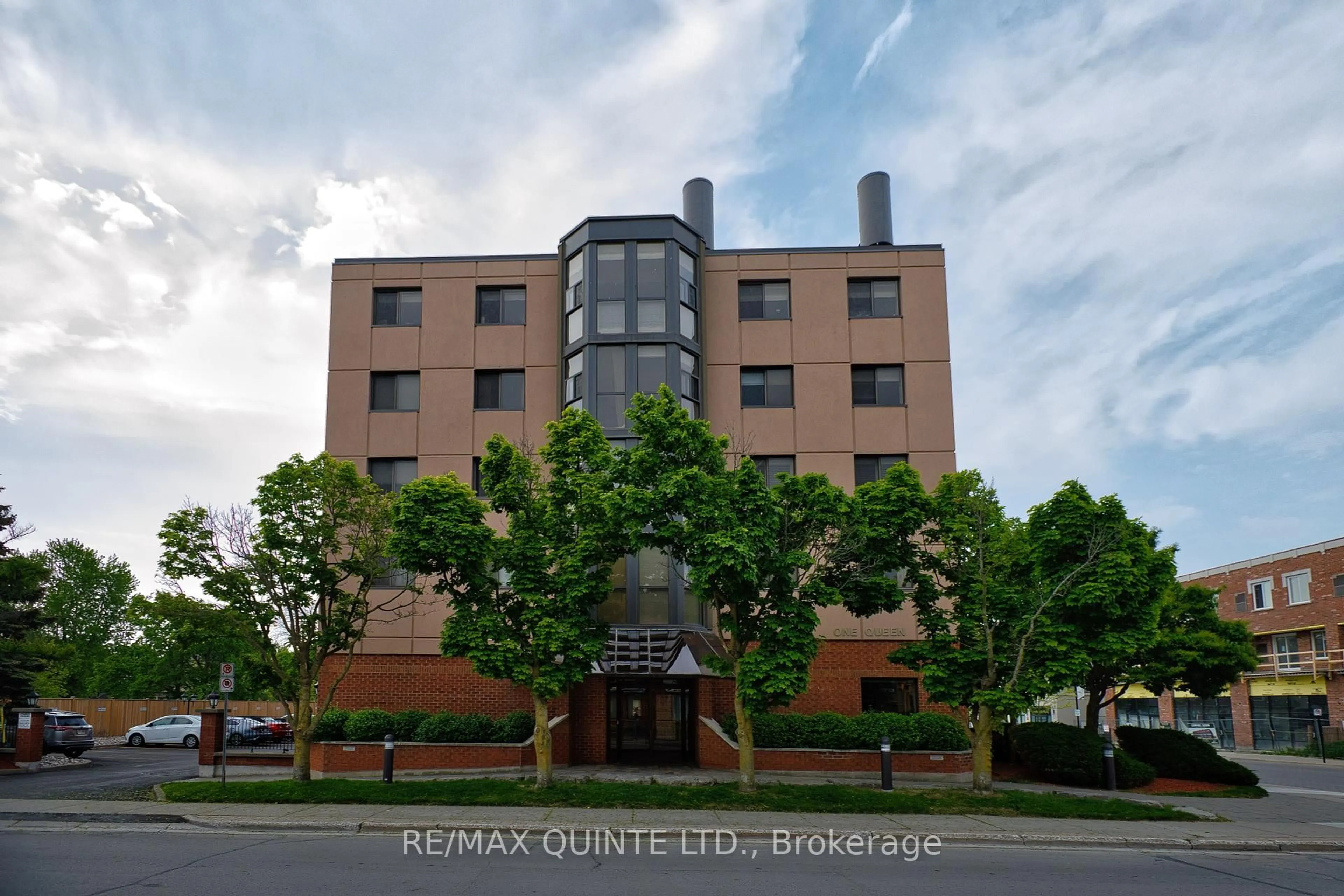 Blurry image for 1 Queen St #401, Cobourg Ontario K9A 1M8