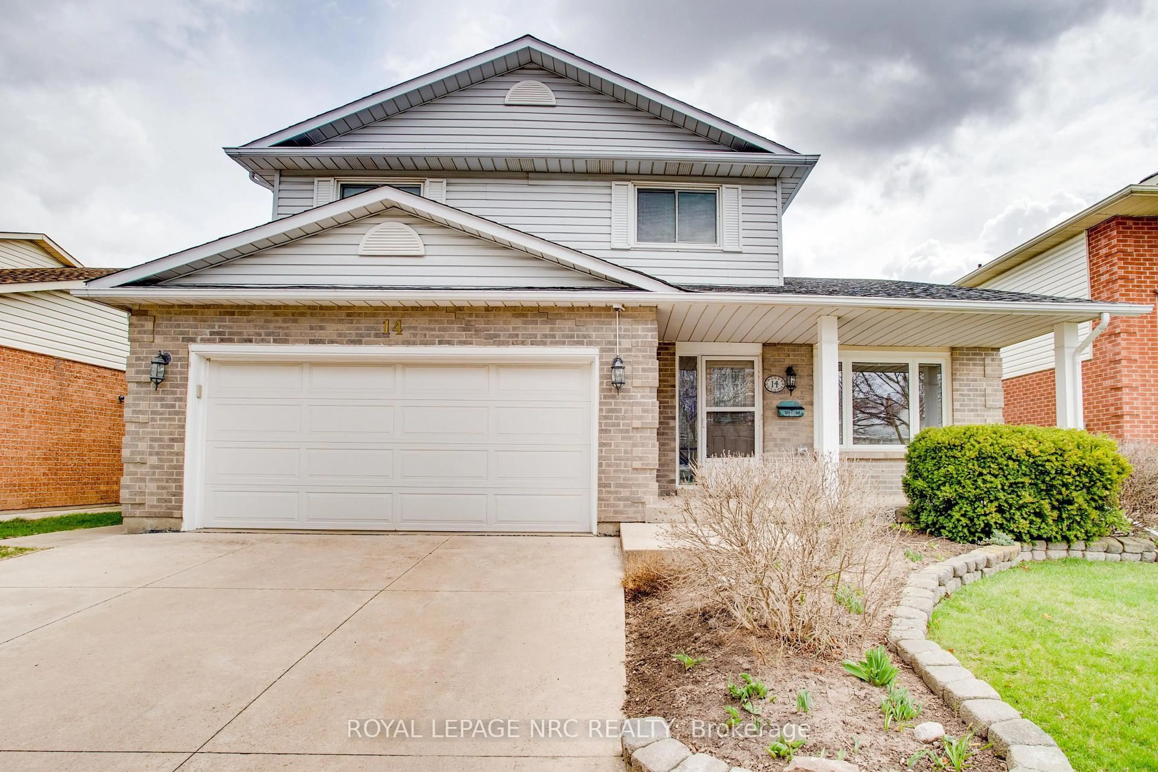 Home with vinyl exterior material, street for 14 Bascary Cres, St. Catharines Ontario L2S 3M7