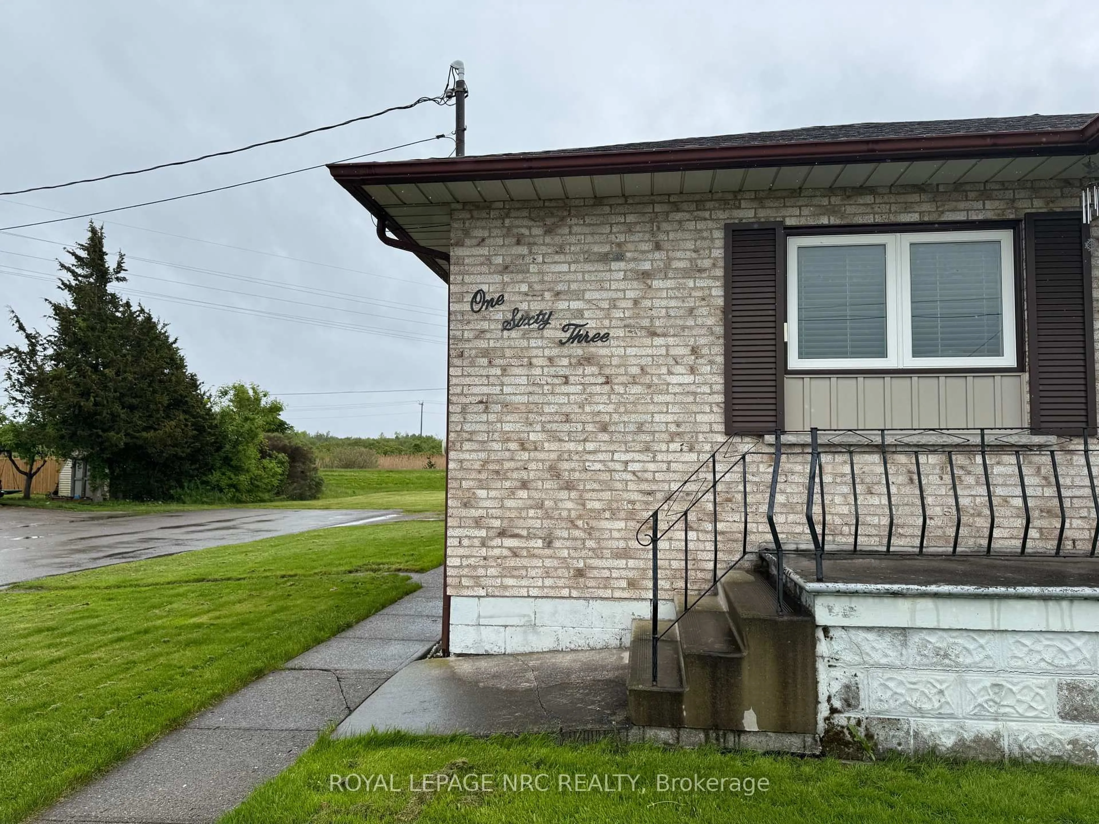 A pic from outside/outdoor area/front of a property/back of a property/a pic from drone, building for 163 Johnston St, Port Colborne Ontario L3K 1H2