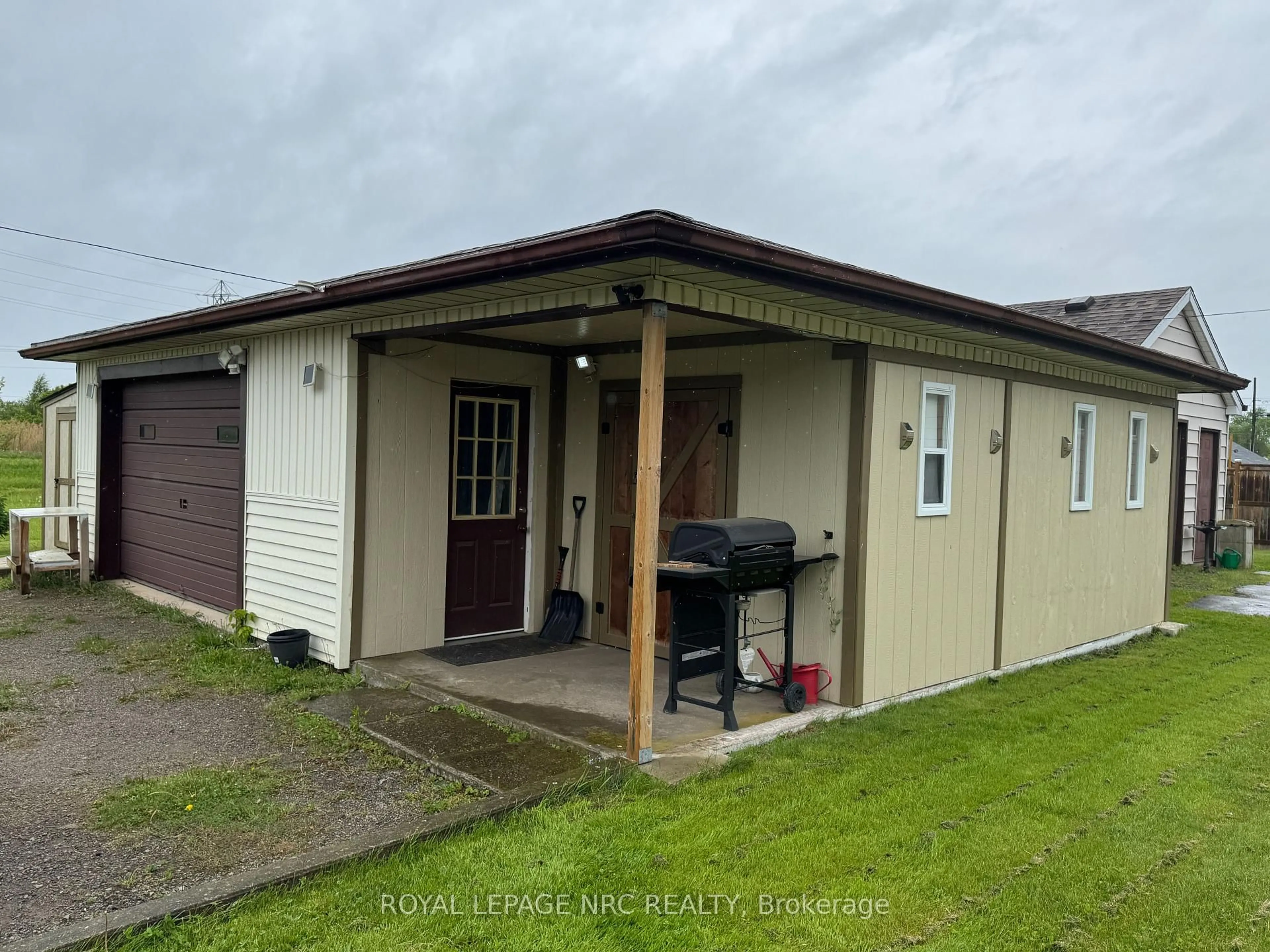 A pic from outside/outdoor area/front of a property/back of a property/a pic from drone, building for 163 Johnston St, Port Colborne Ontario L3K 1H2