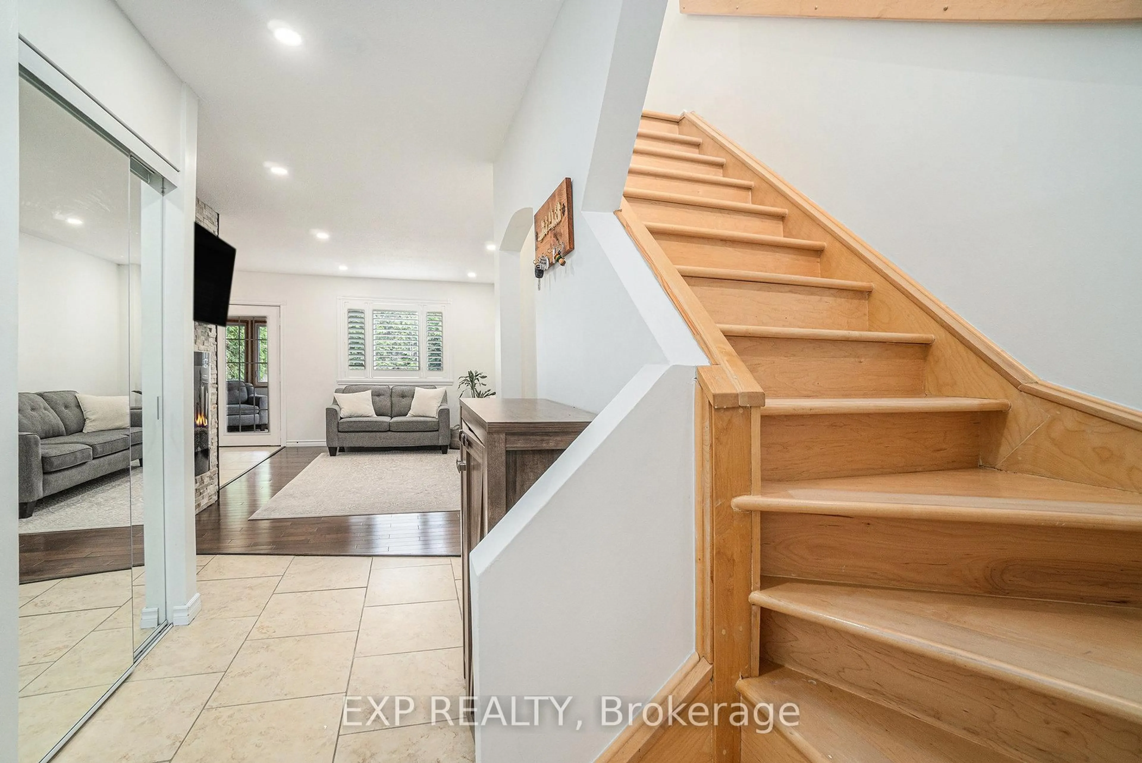 Indoor entryway for 5 Benlark Rd, Barrhaven Ontario K2J 2L5