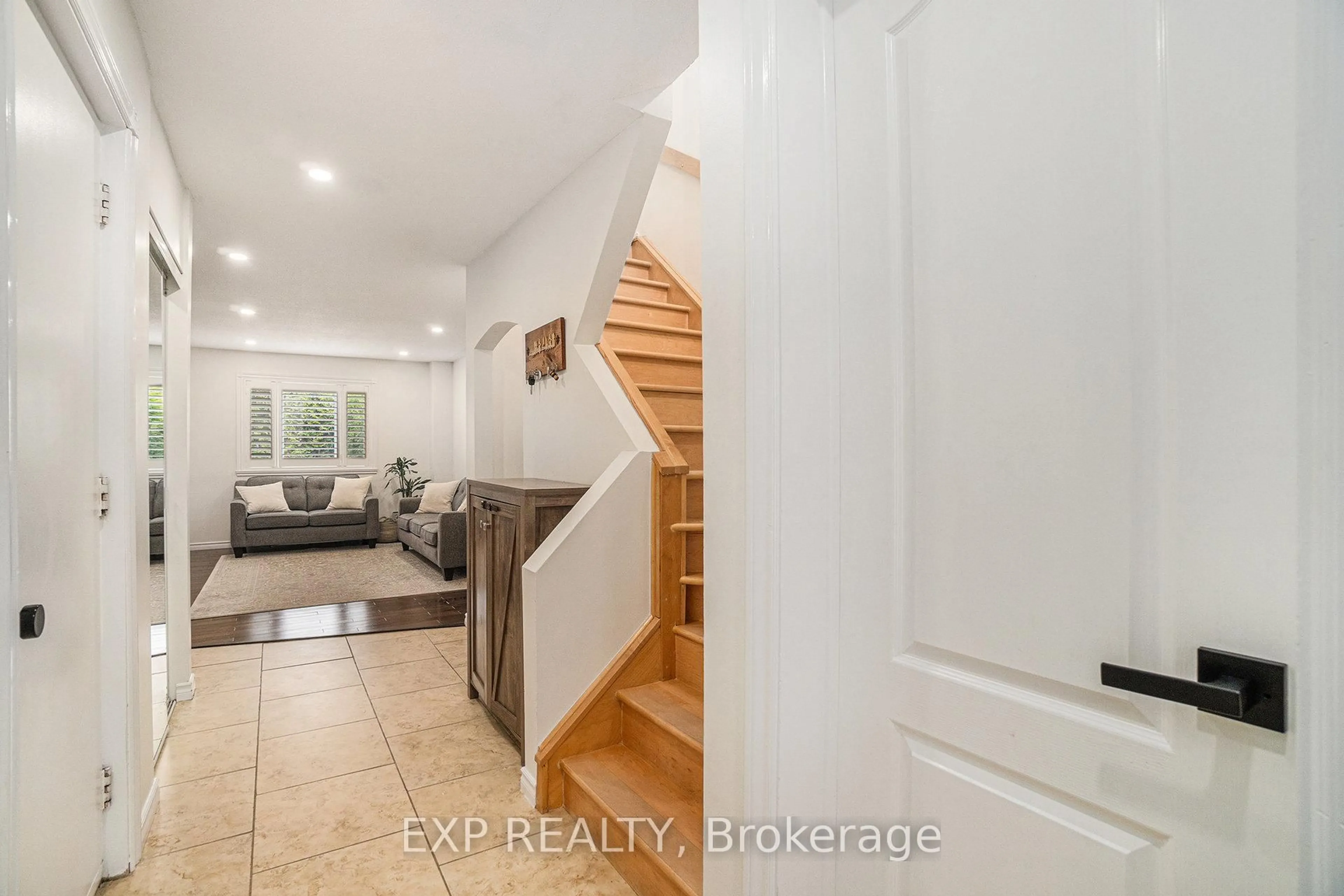 Indoor entryway for 5 Benlark Rd, Barrhaven Ontario K2J 2L5