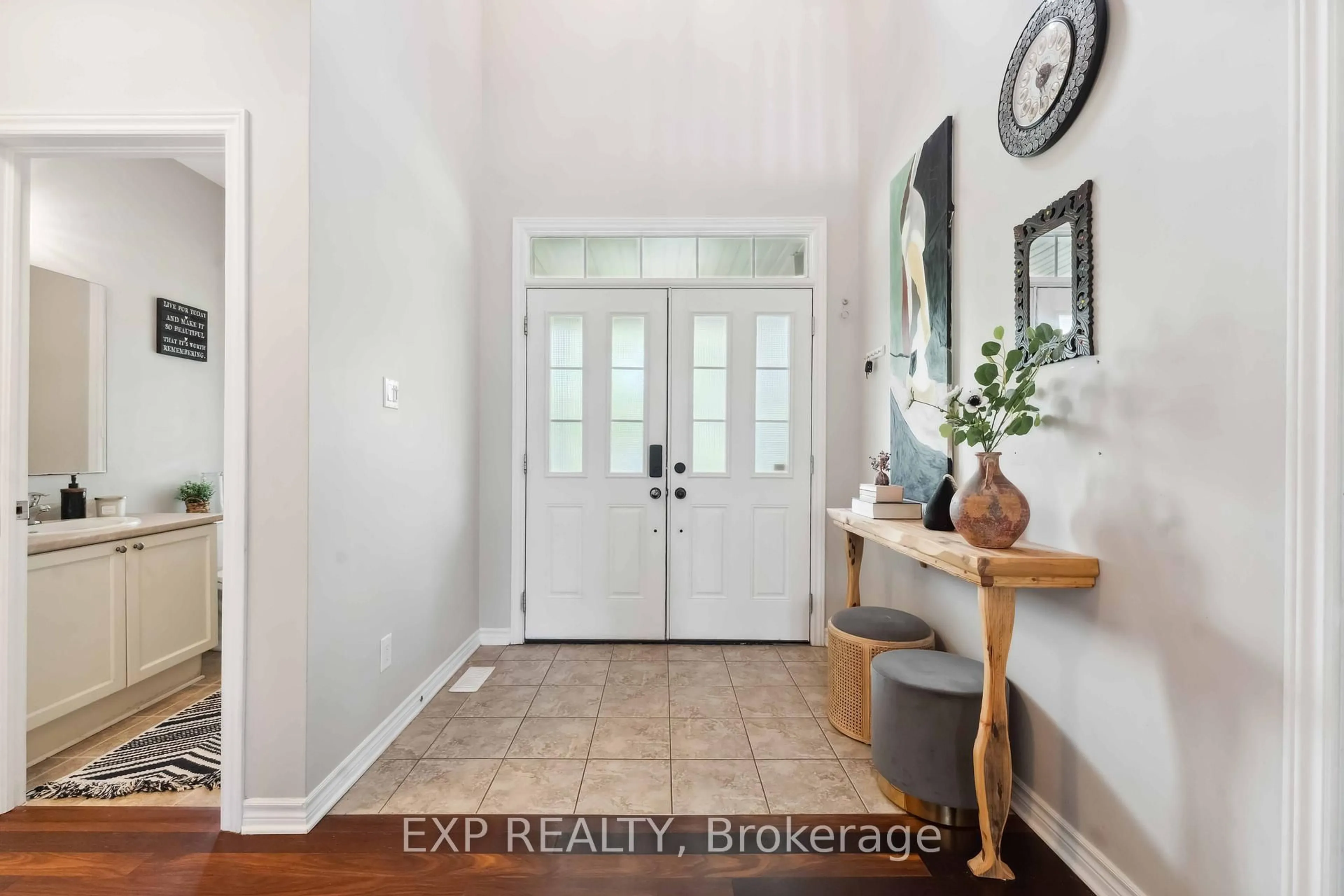 Indoor entryway for 6925 Mary Anne Dr, Greely Ontario K4P 0C1
