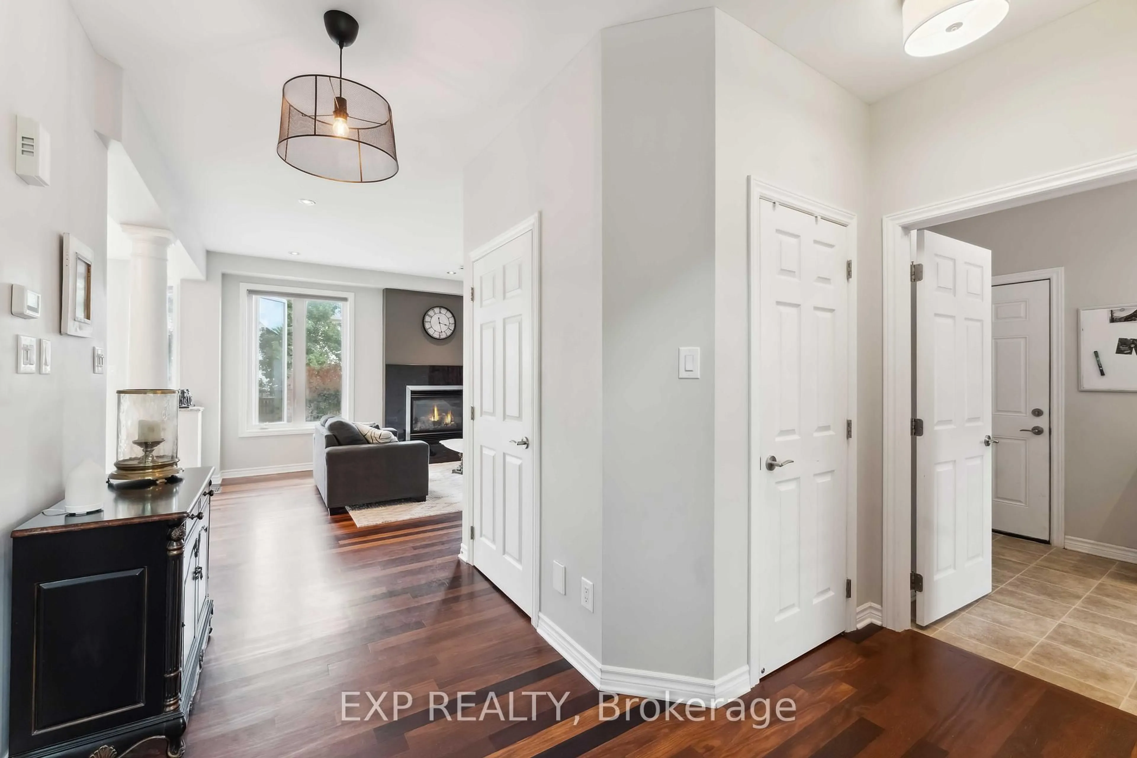 Indoor entryway for 6925 Mary Anne Dr, Greely Ontario K4P 0C1