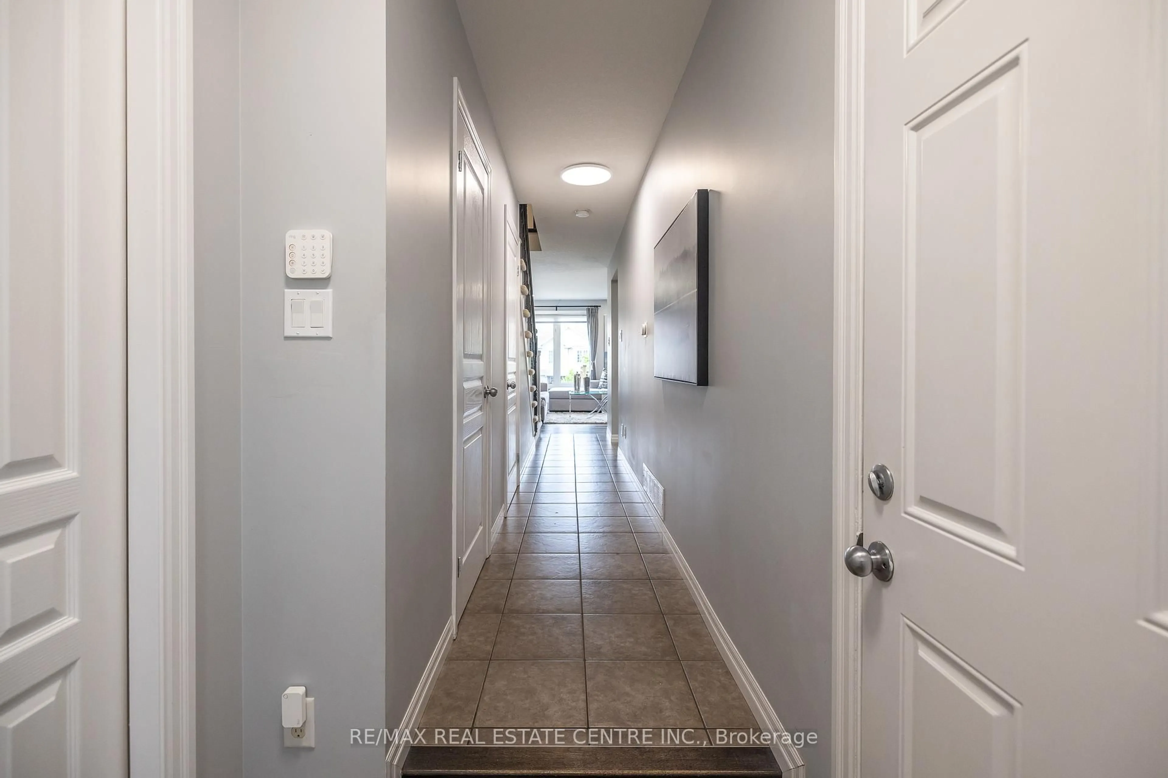 Indoor entryway for 105 Pinnacle Dr #94, Kitchener Ontario N2P 1B8