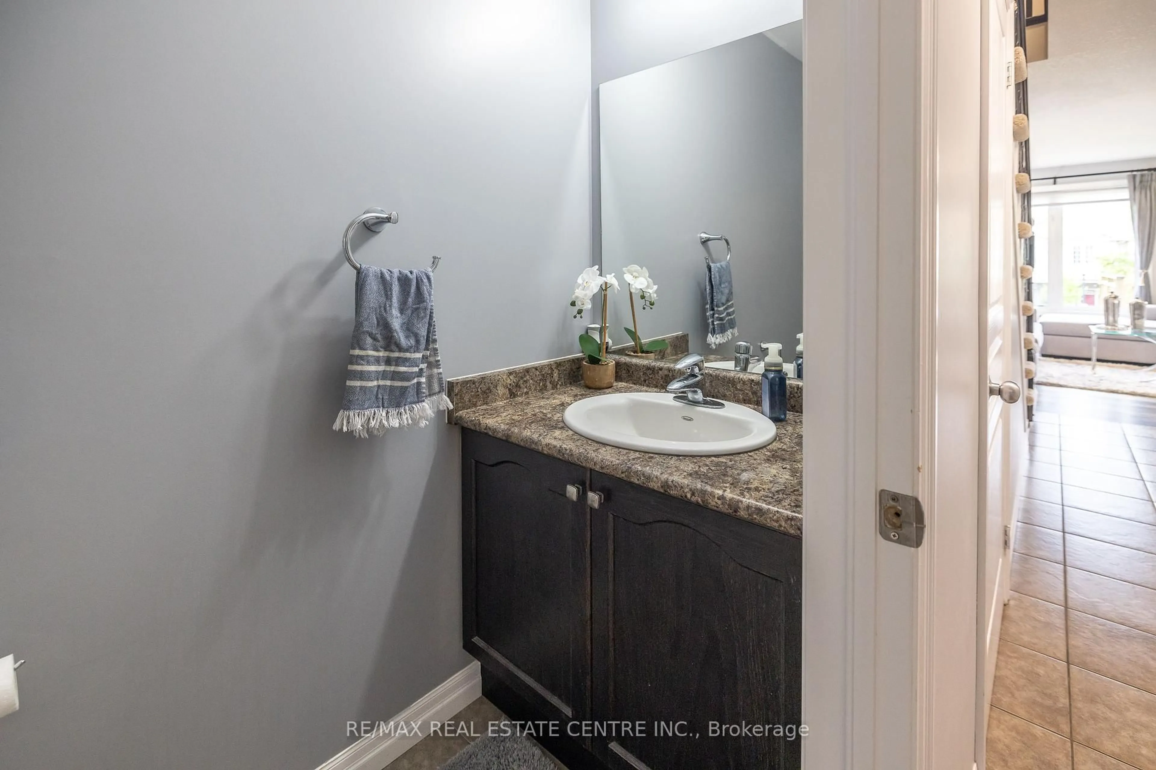Standard bathroom, ceramic/tile floor for 105 Pinnacle Dr #94, Kitchener Ontario N2P 1B8
