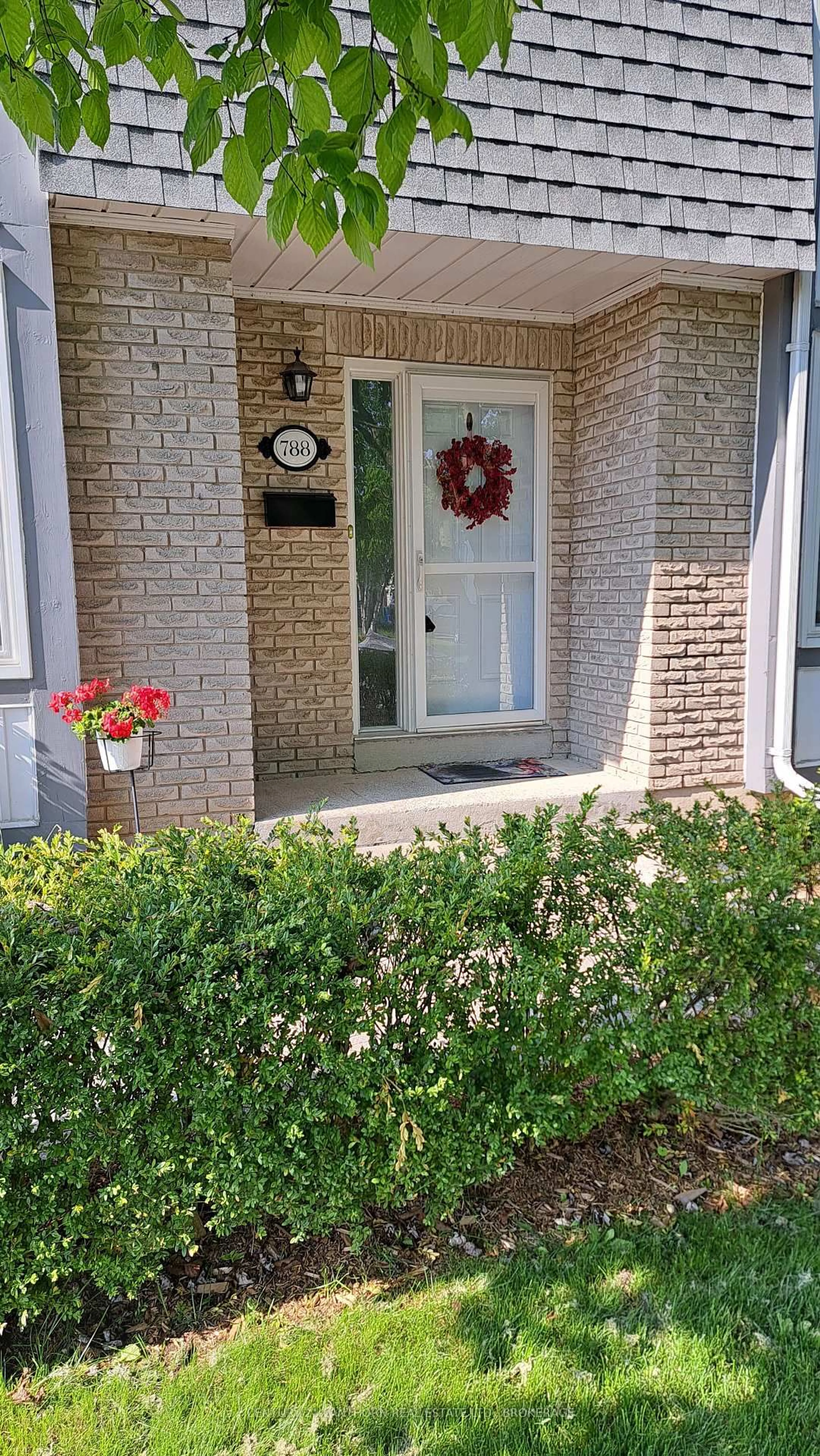 Indoor entryway for 788 Whiteoak Cres, Kingston Ontario K7P 1L6