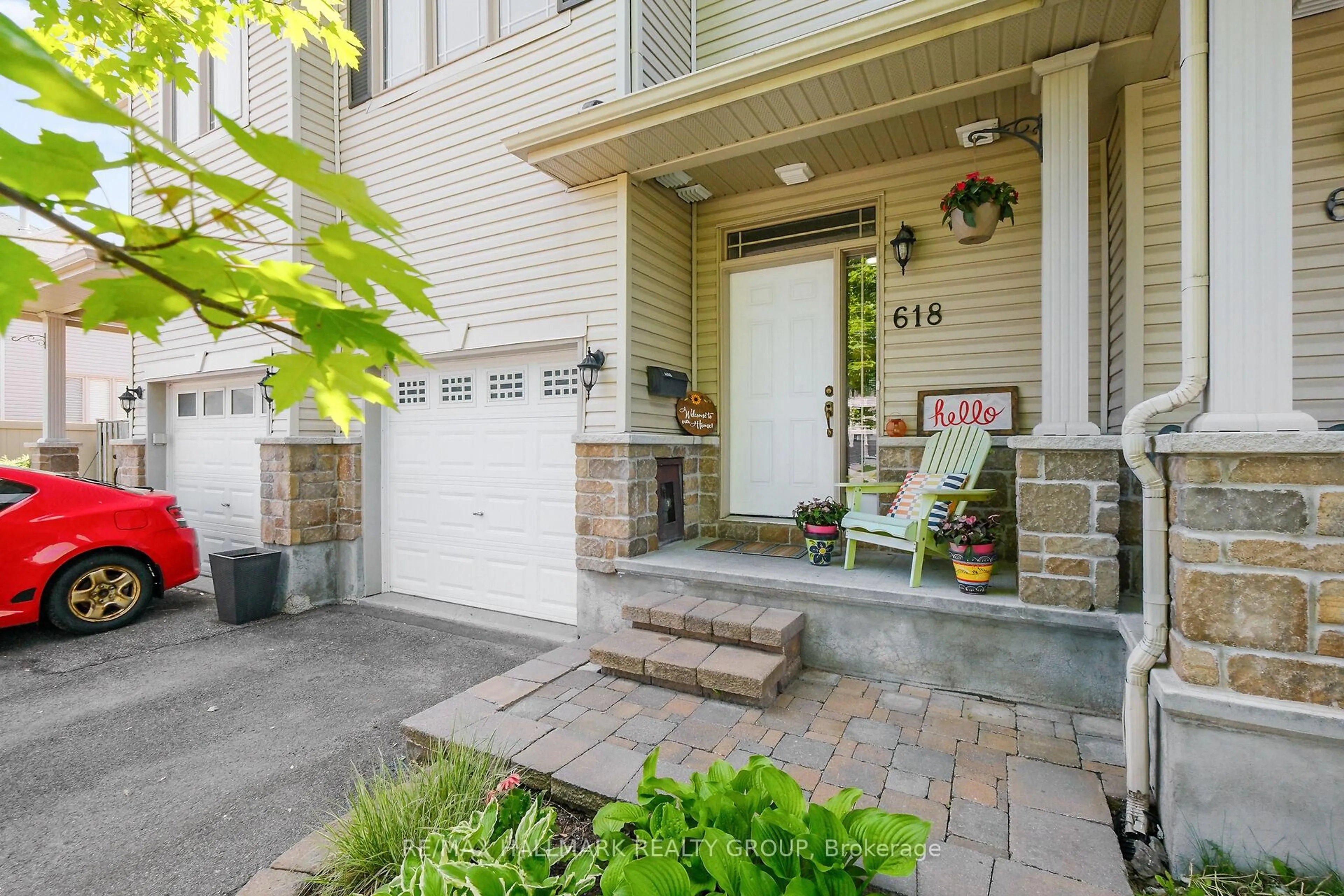 Indoor entryway for 618 Spikemoss St, Ottawa Ontario K4A 0C9