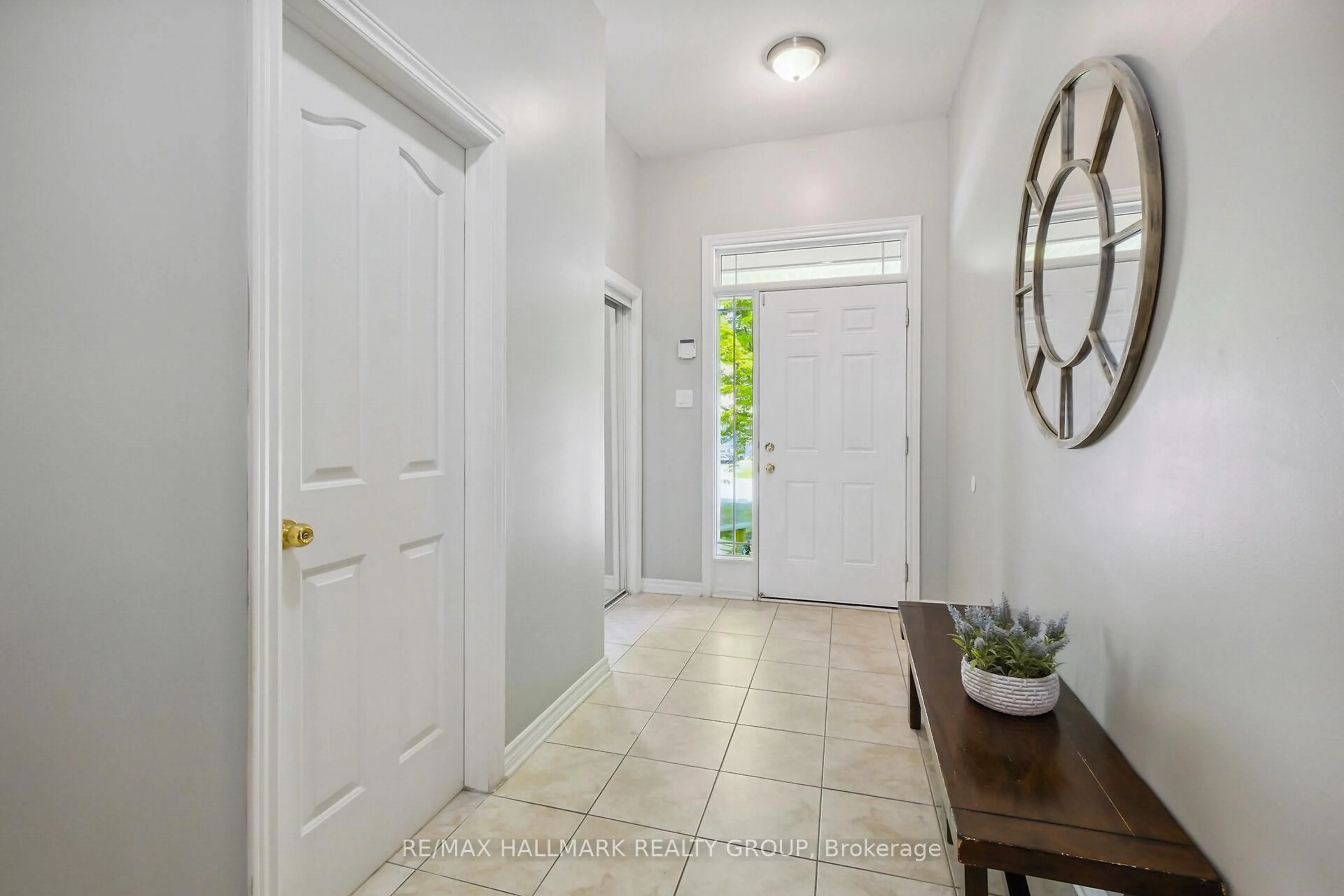 Indoor entryway for 618 Spikemoss St, Ottawa Ontario K4A 0C9