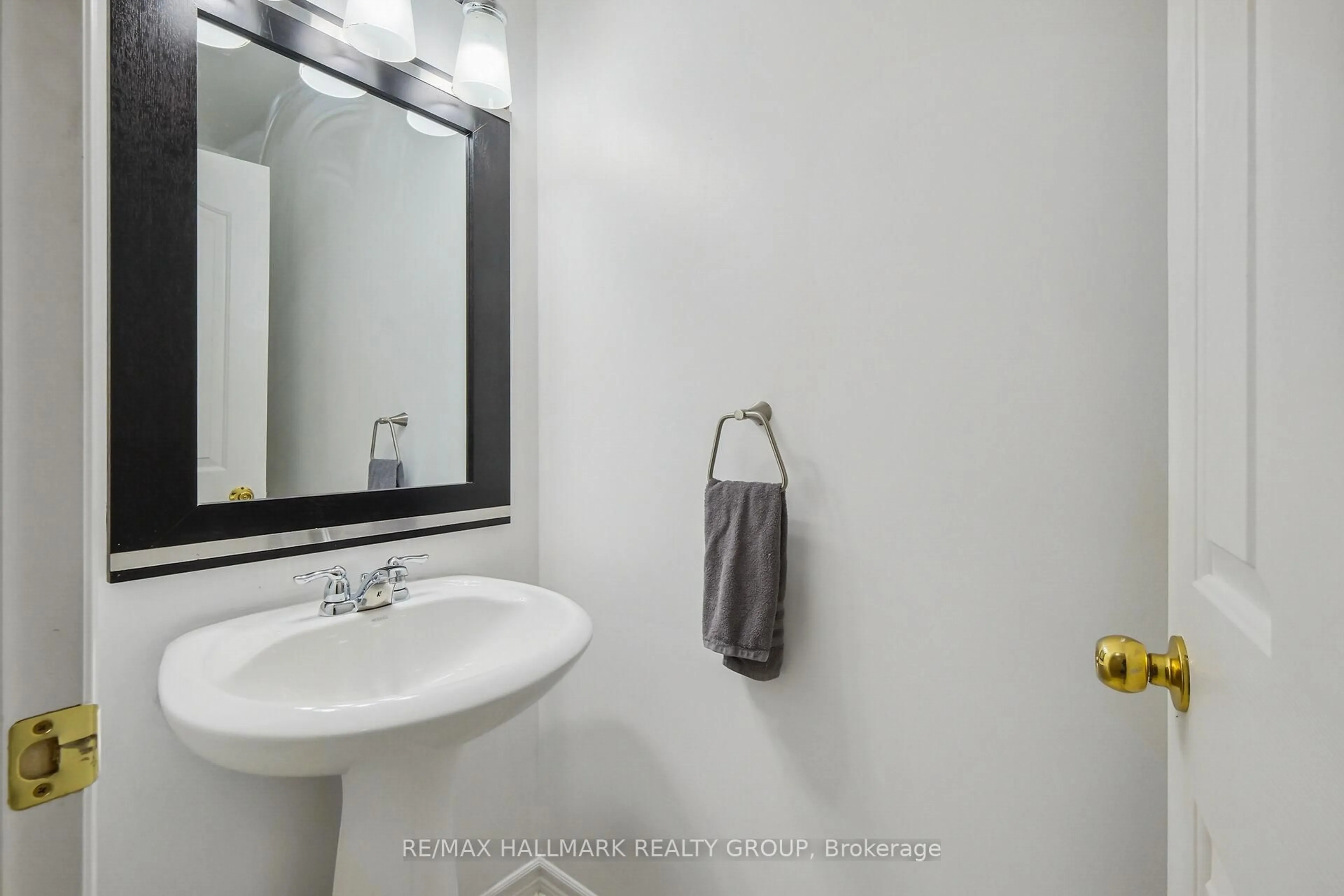 Standard bathroom, ceramic/tile floor for 618 Spikemoss St, Ottawa Ontario K4A 0C9