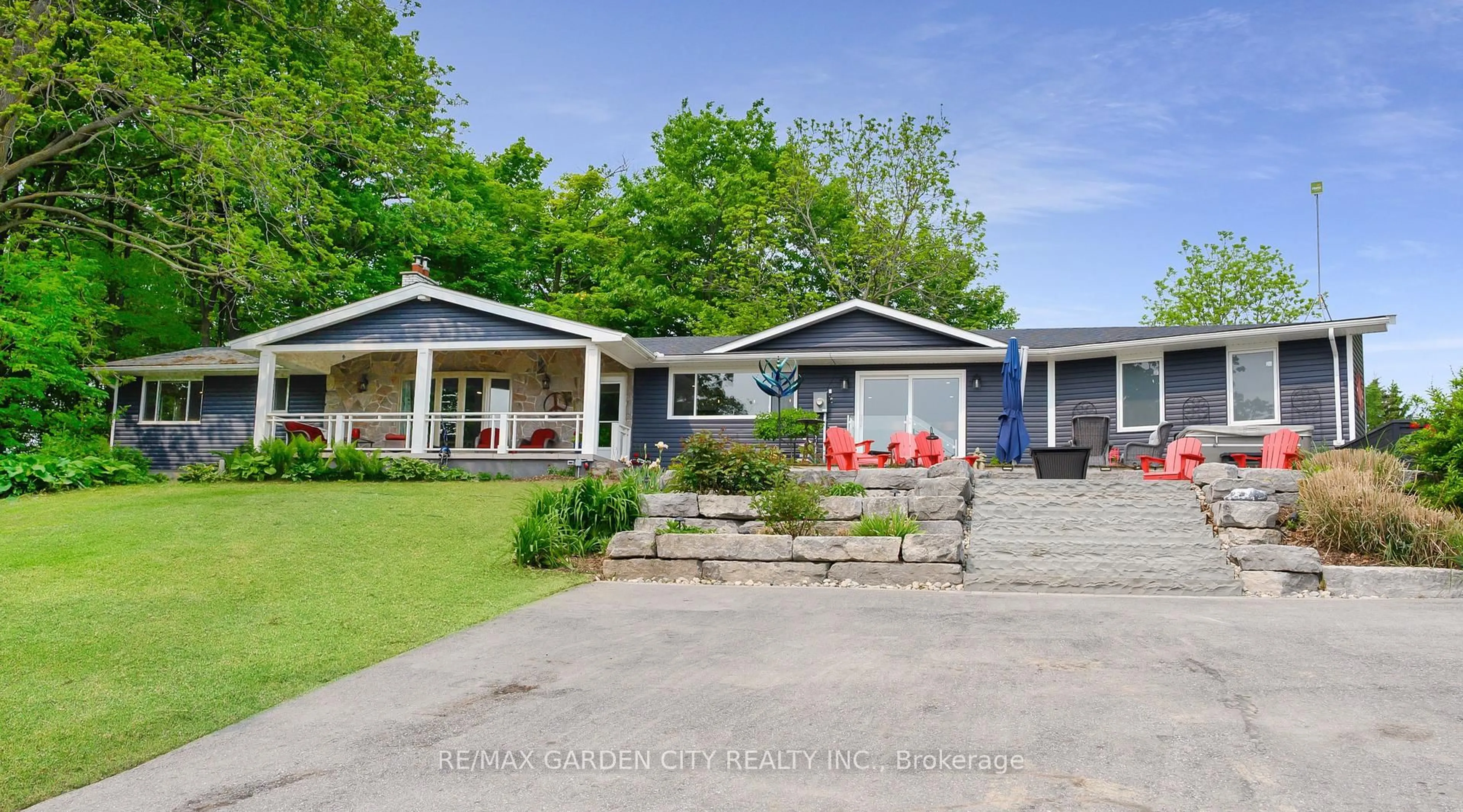A pic from outside/outdoor area/front of a property/back of a property/a pic from drone, street for 4030 MOUNTAINVIEW Rd, Lincoln Ontario L3J 2C8