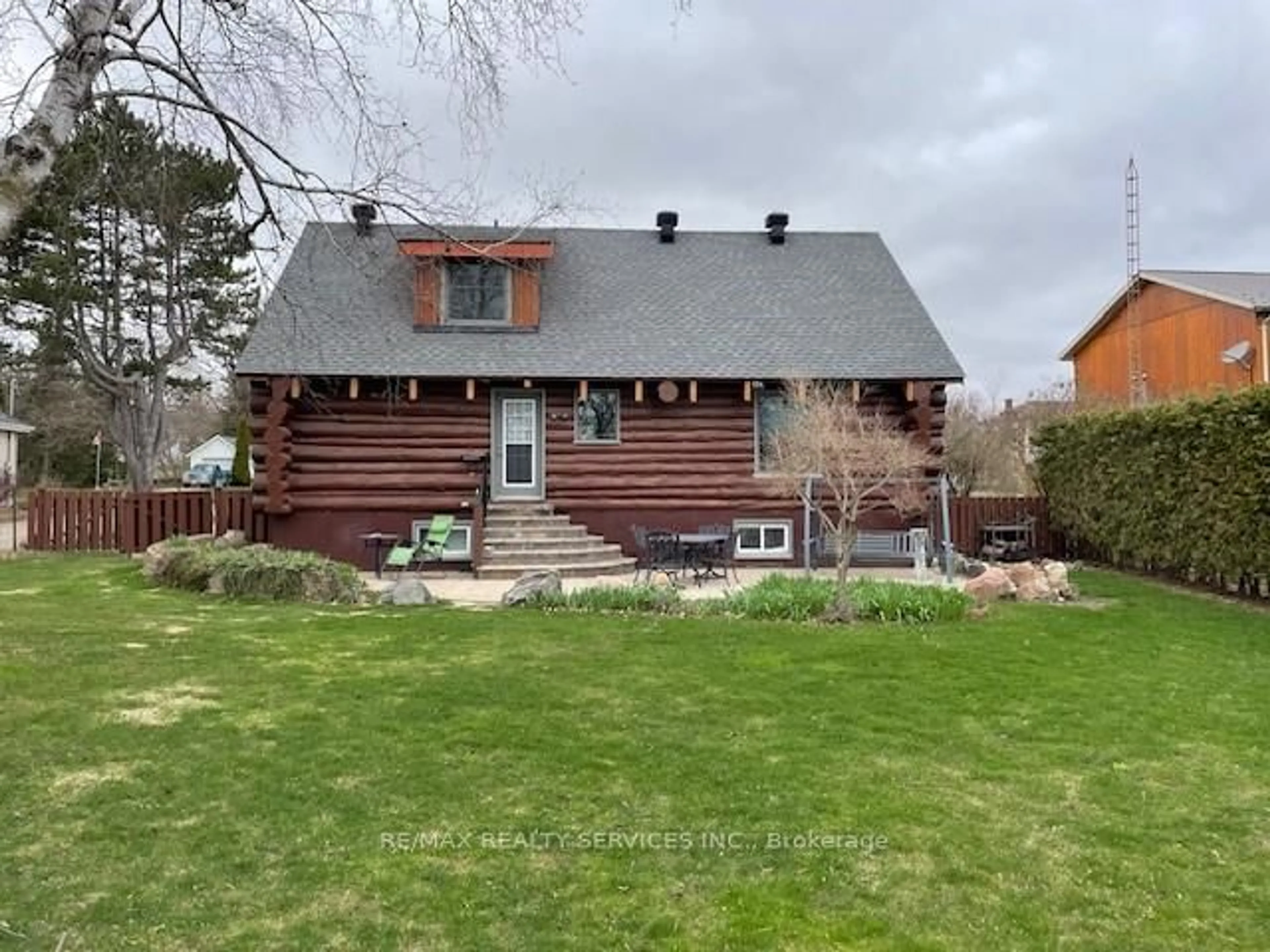 A pic from outside/outdoor area/front of a property/back of a property/a pic from drone, unknown for 9 Orangeville St, Erin Ontario N0B 1Z0