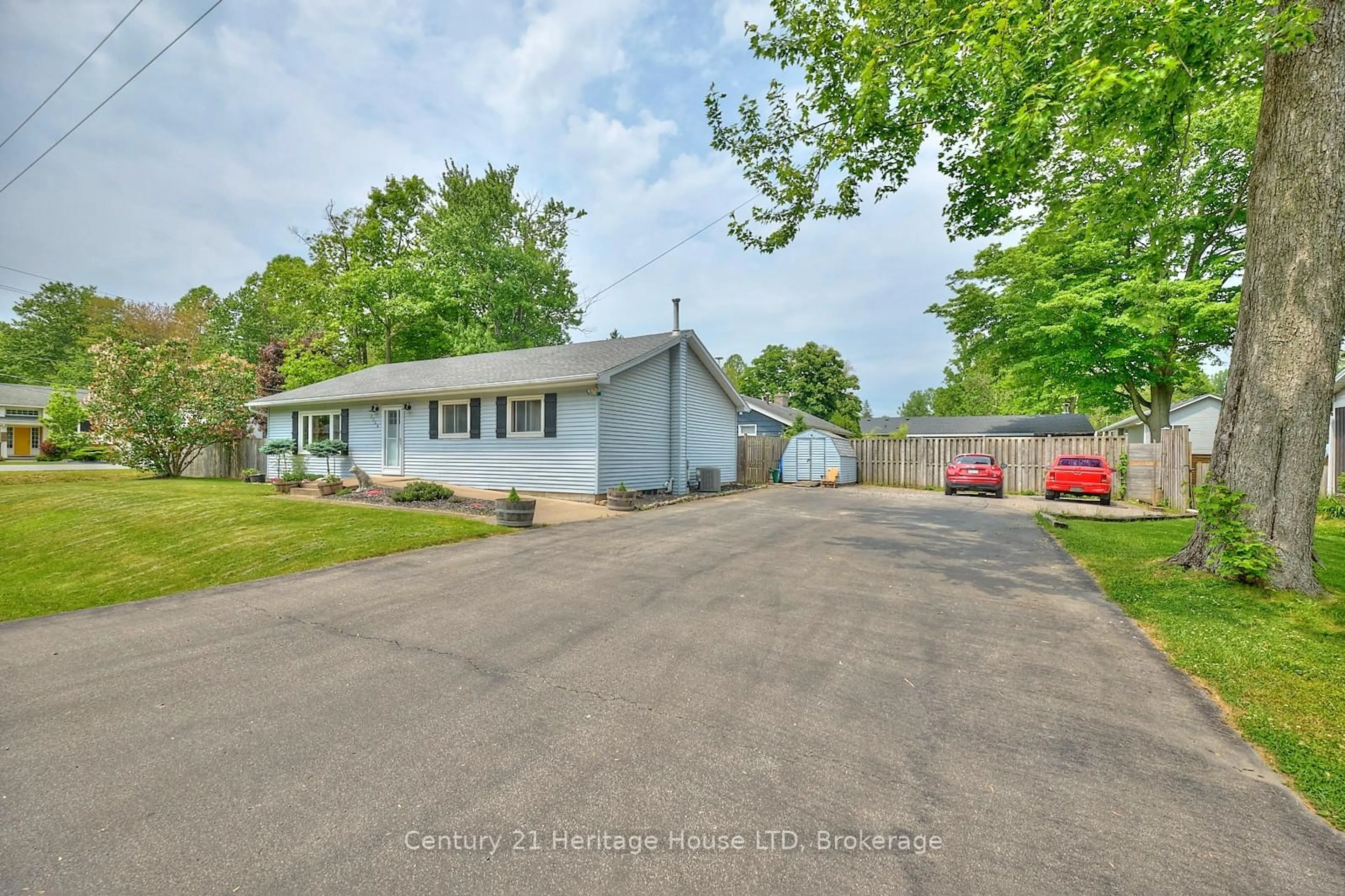 A pic from outside/outdoor area/front of a property/back of a property/a pic from drone, street for 3334 Riselay Ave, Fort Erie Ontario L0S 1N0
